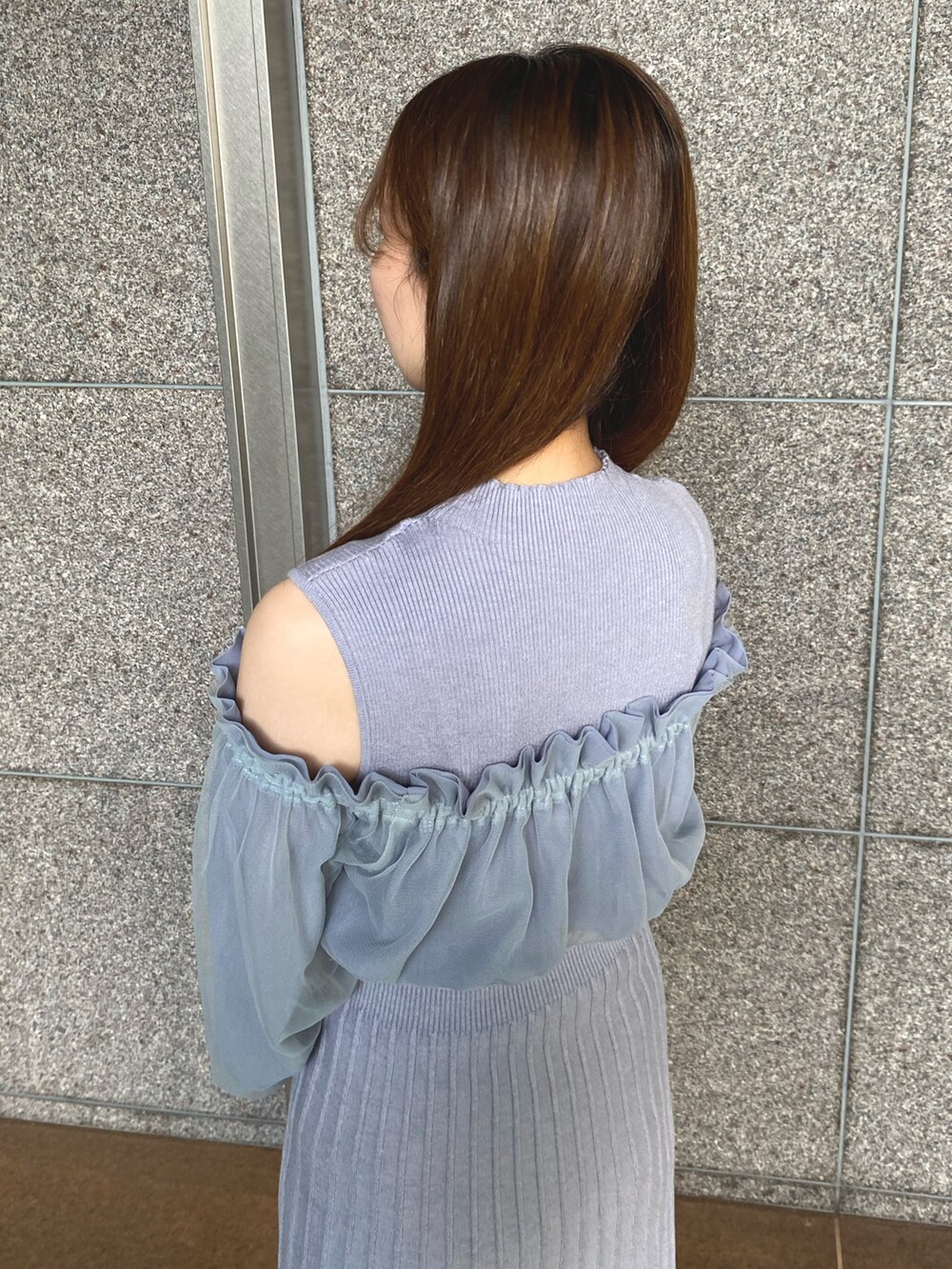 ブルー系のワンピース、シルバー系のハンドバッグ、ホワイト系のブーツを着用したレディースの秋コーディネートの6枚目の写真