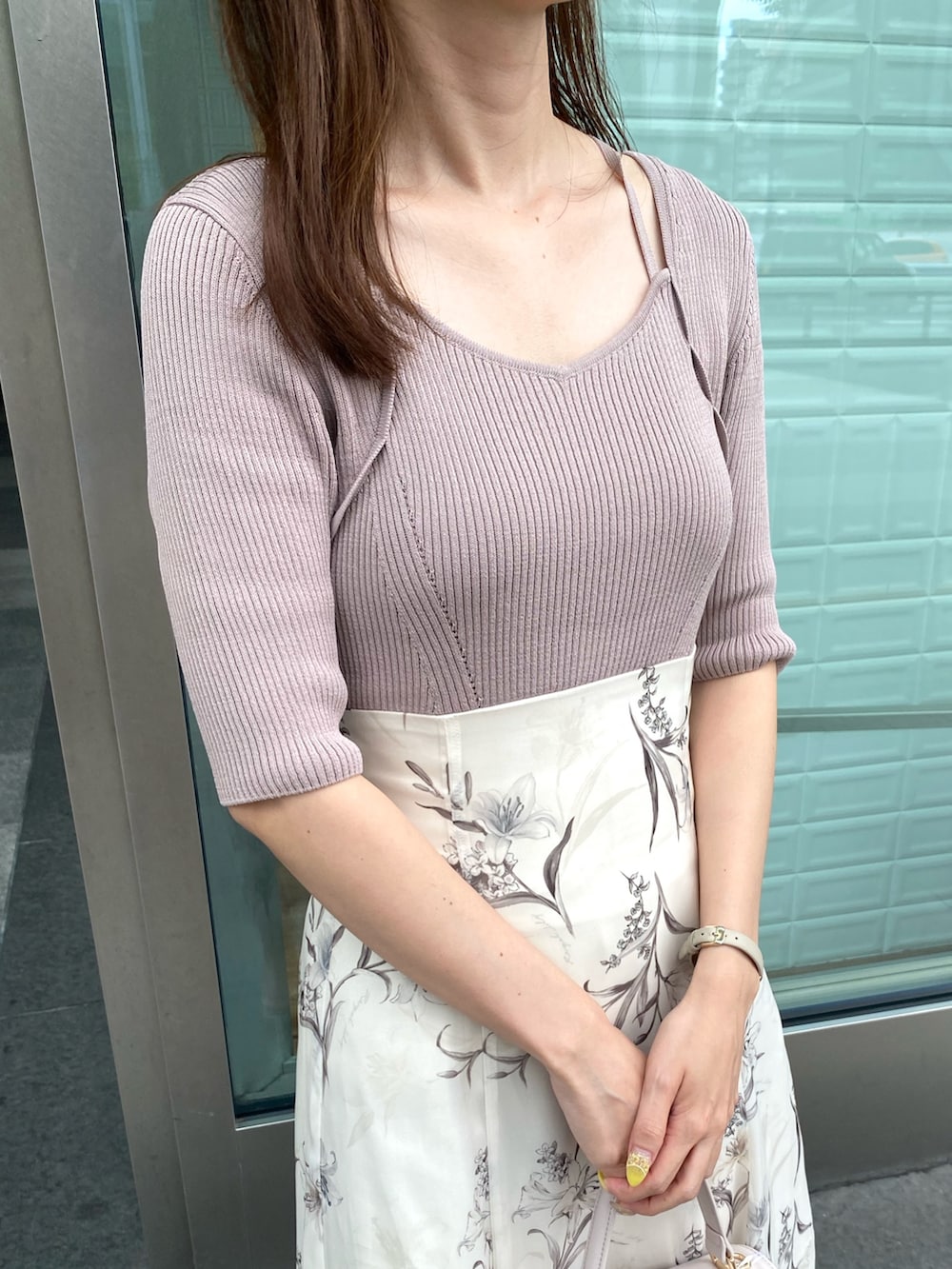 ベージュ系のワンピース、ピンク系のハンドバッグ、ベージュ系のパンプスを着用したレディースの夏コーディネートの5枚目の写真
