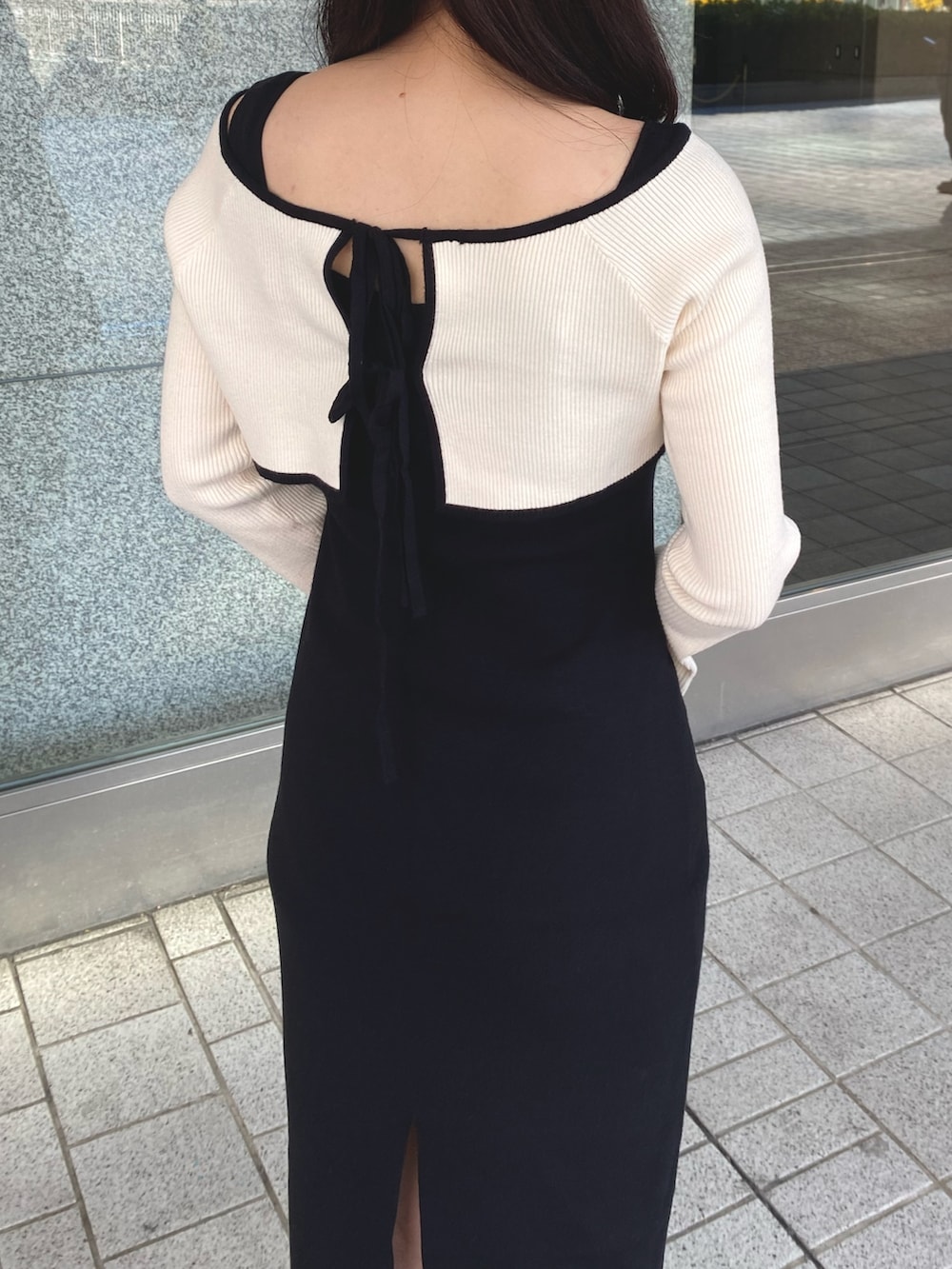 ブラック系のワンピース、ブラック系のショルダーバッグ、ブラウン系のブーツを着用したレディースの冬コーディネートの6枚目の写真