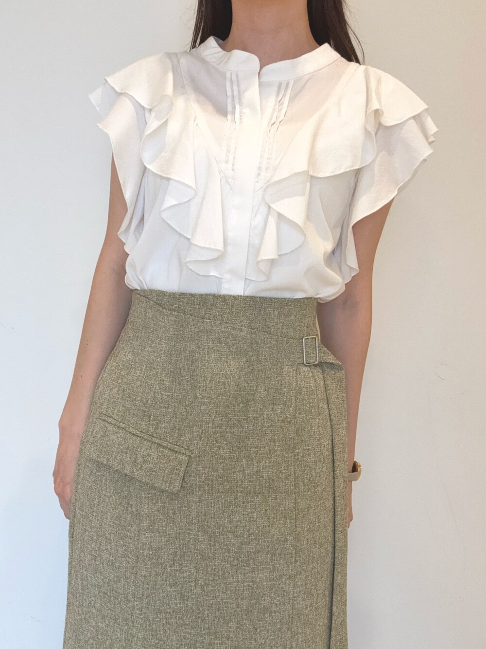 ホワイト系のシャツ/ブラウス、グリーン系のスカート、ブラウン系のハンドバッグを着用したレディースの春コーディネートの6枚目の写真