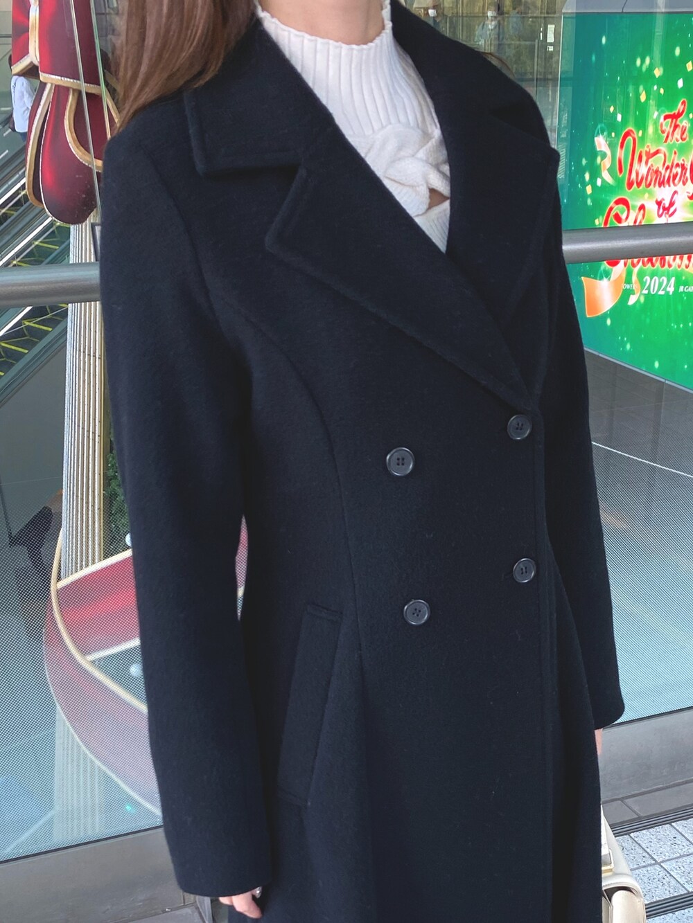 ブラック系のその他アウター、ホワイト系のニット/セーター、ブラック系のブーツを着用したレディースの秋コーディネートの4枚目の写真