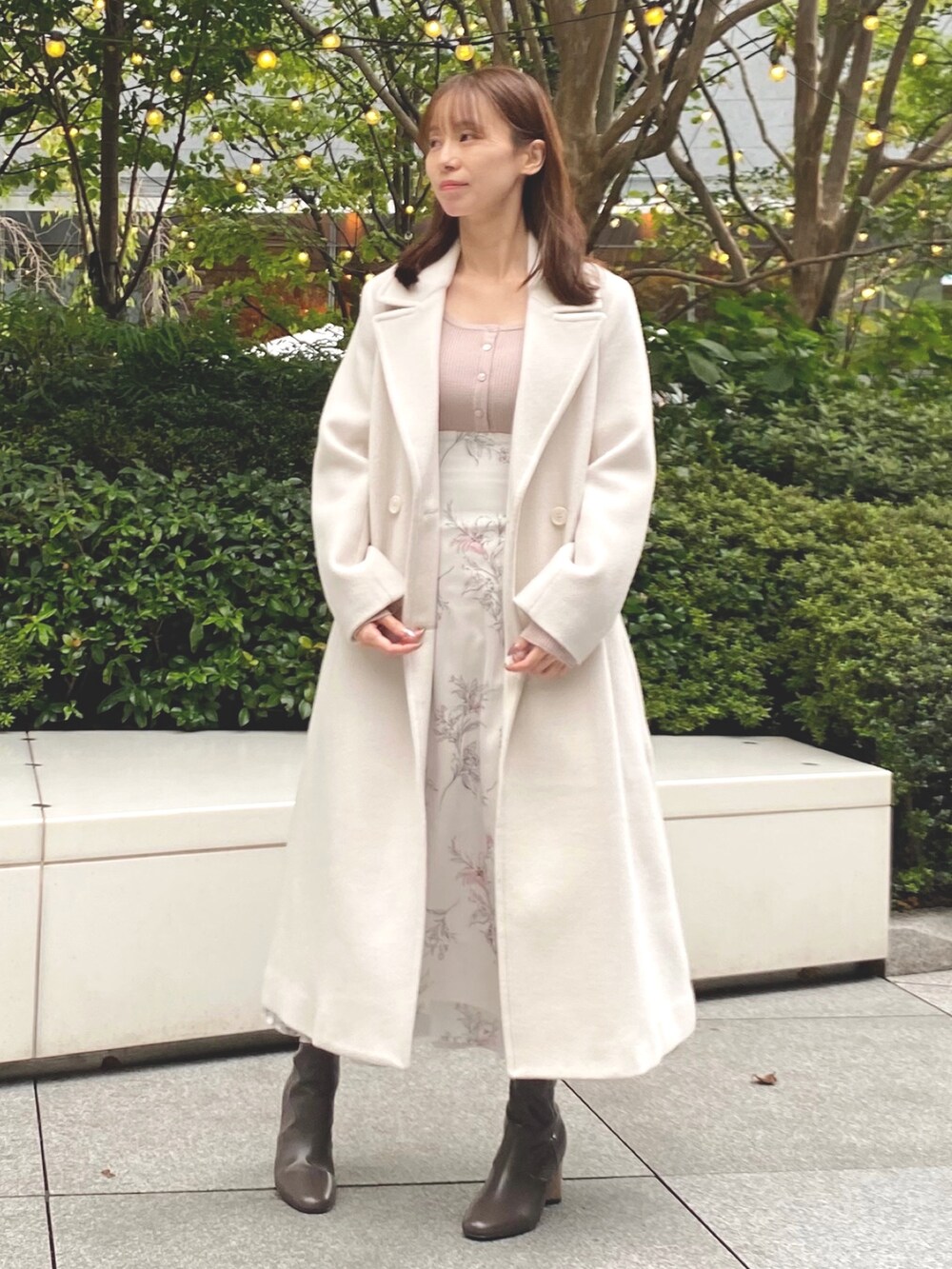 「MERCURYDUO(MERCURYDUO)、マーキュリーデュオ(MERCURYDUO)、コート、チェスターコート、フェミニン、フェミニンコーデ、ワンピース、ワンピースコーデ、きれいめコーディネート、大人コーデ、冬コーデ、お出かけコーデ」｜「MERCURYDUOのウールチェスターコート（チェスターコート、ホワイト系）」を使った、mayuさん（レディース・155cm）の秋コーディネートの3枚目の写真