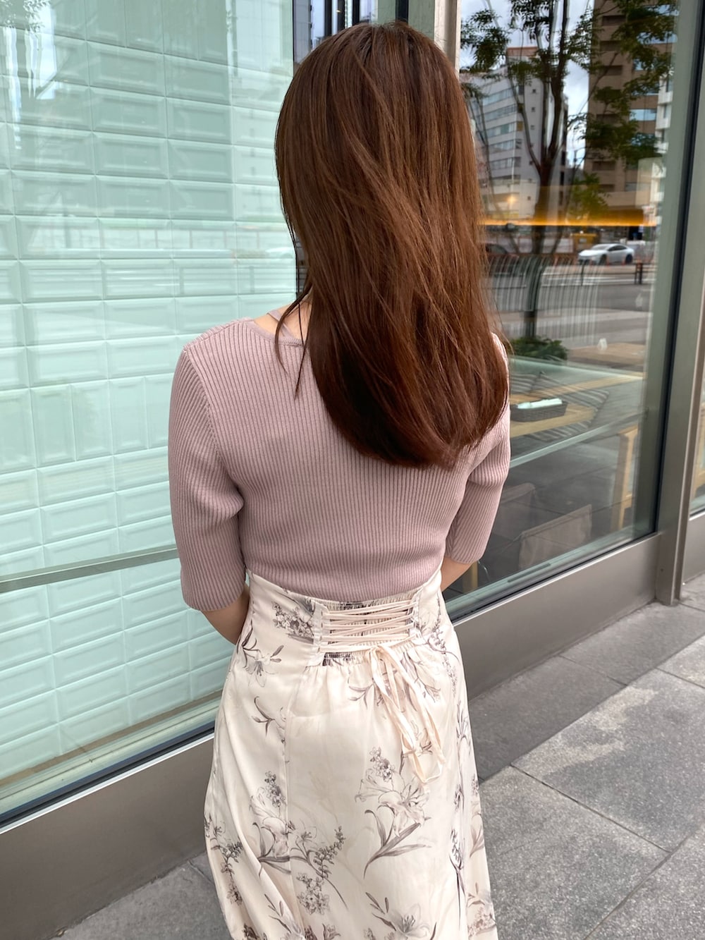 ベージュ系のワンピース、ピンク系のハンドバッグ、ベージュ系のパンプスを着用したレディースの夏コーディネートの6枚目の写真