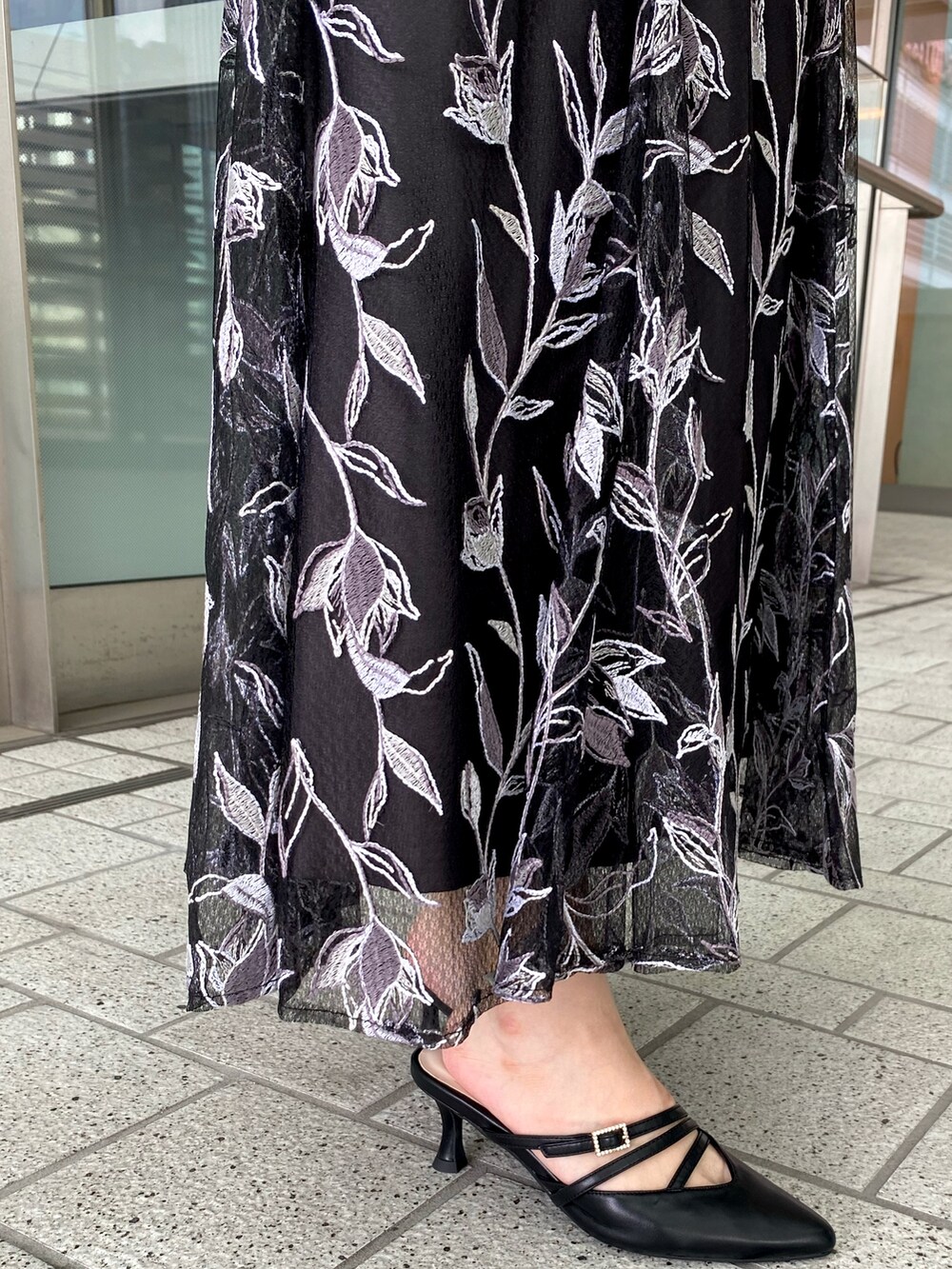 パープル系のカーディガン/ボレロ、グレー系のスカート、ホワイト系のハンドバッグを着用したレディースの夏コーディネートの7枚目の写真