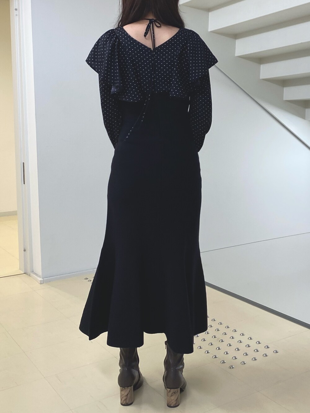 その他のワンピース、ホワイト系のショルダーバッグ、ブラウン系のブーツを着用したレディースの秋コーディネートの4枚目の写真