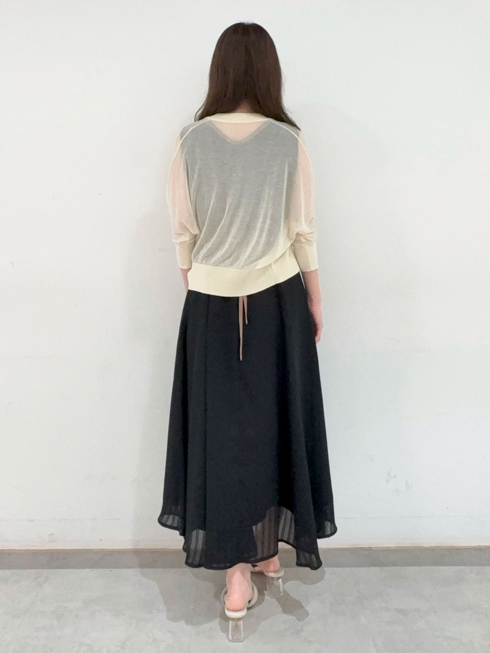 「LAGUNAMOON(LAGUNAMOON)、ラグナムーン、ラグナムーン(LAGUNAMOON)、ワンピース、ワンピースコーデ、夏コーデ、夏服、きれいめコーディネート、きれいめカジュアル、きれいめコーデ、大人コーデ、大人女子、お出かけコーデ、キレイめカジュアル、ブラック」｜「LAGUNAMOONのバイカラーパイピングワンピース 夏服（ワンピース、ブラック系）」を使った、mayuさん（レディース・156cm）の夏コーディネートの3枚目の写真