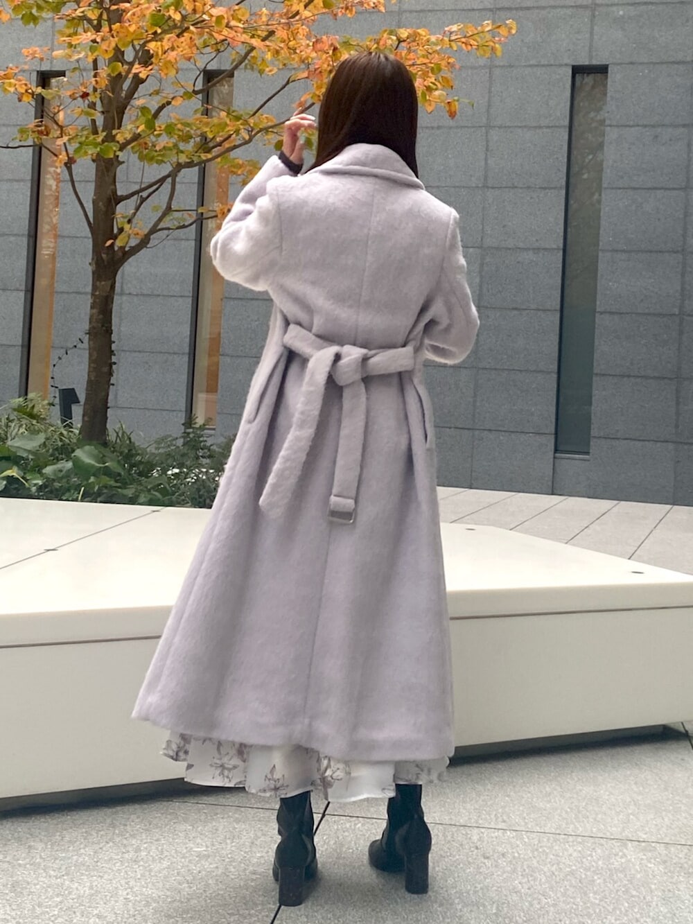 「MERCURYDUO(MERCURYDUO)、MERCURYDUO、冬コーデ、ロングコート、お出かけコーデ、キレイめコーデ、大人コーデ、大人かわいい、フェミニン、フェミニンコーデ、ワンピース、ワンピースコーデ、花柄ワンピース」｜「MERCURYDUOのフェイクレザーデザインヒールストレッチショートブーツ（ブーツ、ブラック系）」を使った、mayuさん（レディース・155cm）の冬コーディネートの4枚目の写真