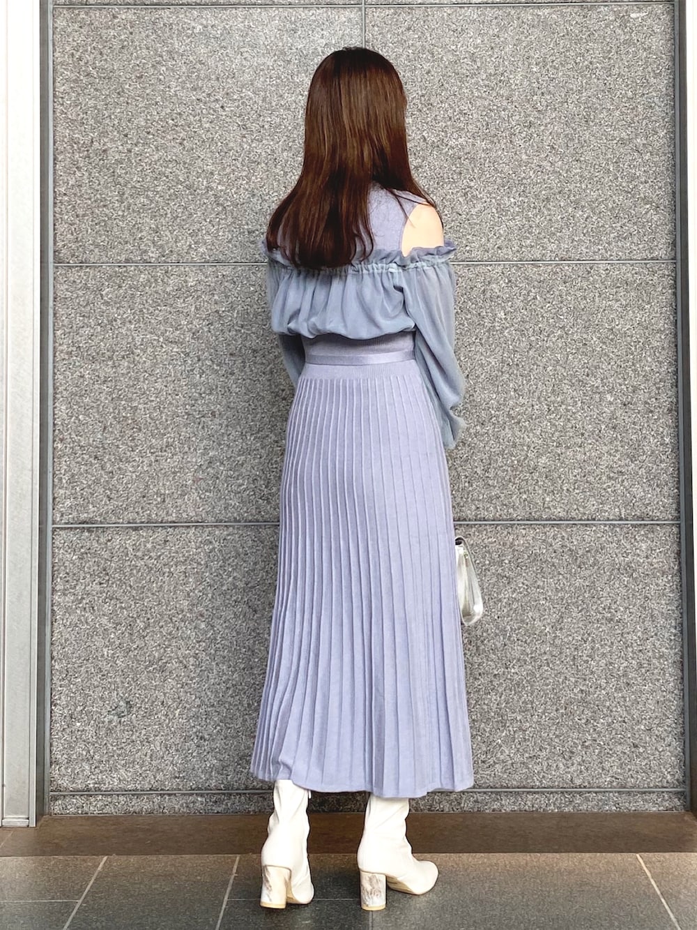 ブルー系のワンピース、シルバー系のハンドバッグ、ホワイト系のブーツを着用したレディースの秋コーディネートの3枚目の写真