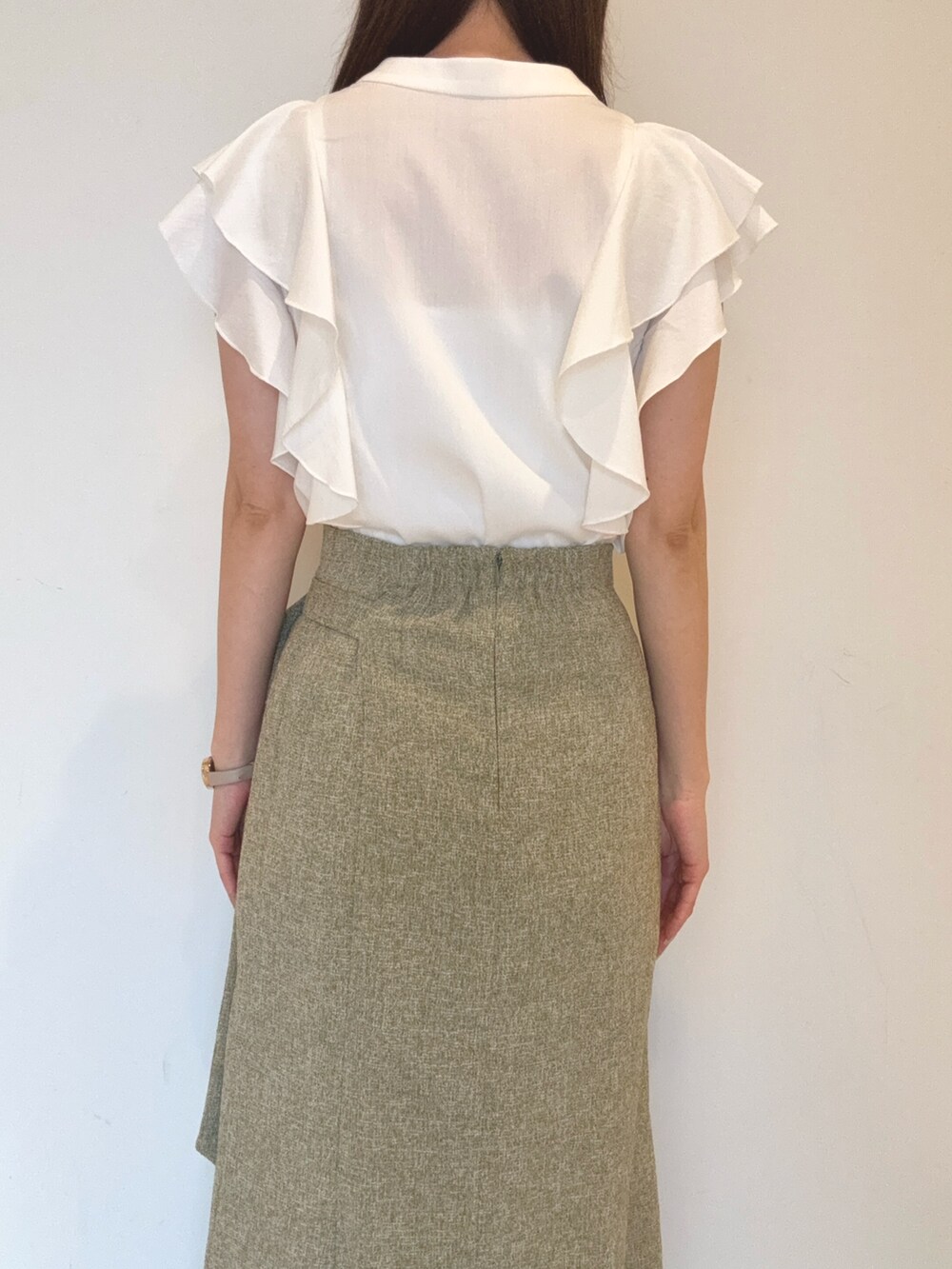 ホワイト系のシャツ/ブラウス、グリーン系のスカート、ブラウン系のハンドバッグを着用したレディースの春コーディネートの7枚目の写真