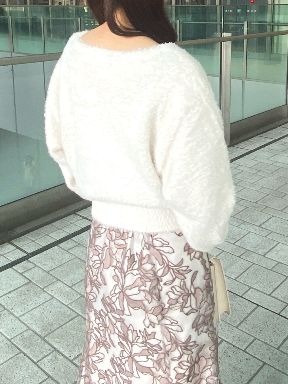 ホワイト系のカーディガン/ボレロ、ピンク系のスカート、ホワイト系のショルダーバッグを着用したレディースの秋コーディネートの5枚目の写真