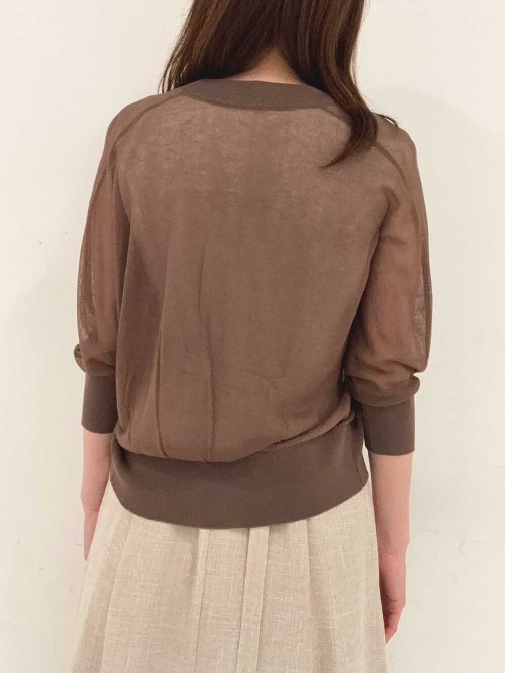 ベージュ系のワンピース、ブラウン系のカーディガン/ボレロ、ブラック系のサンダルを着用したレディースの夏コーディネートの5枚目の写真