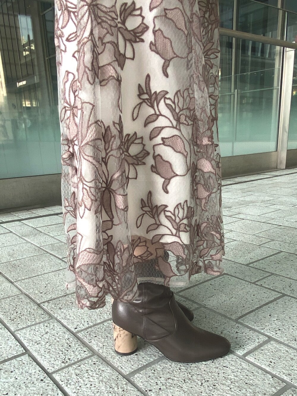 ホワイト系のカーディガン/ボレロ、ピンク系のスカート、ホワイト系のショルダーバッグを着用したレディースの秋コーディネートの6枚目の写真