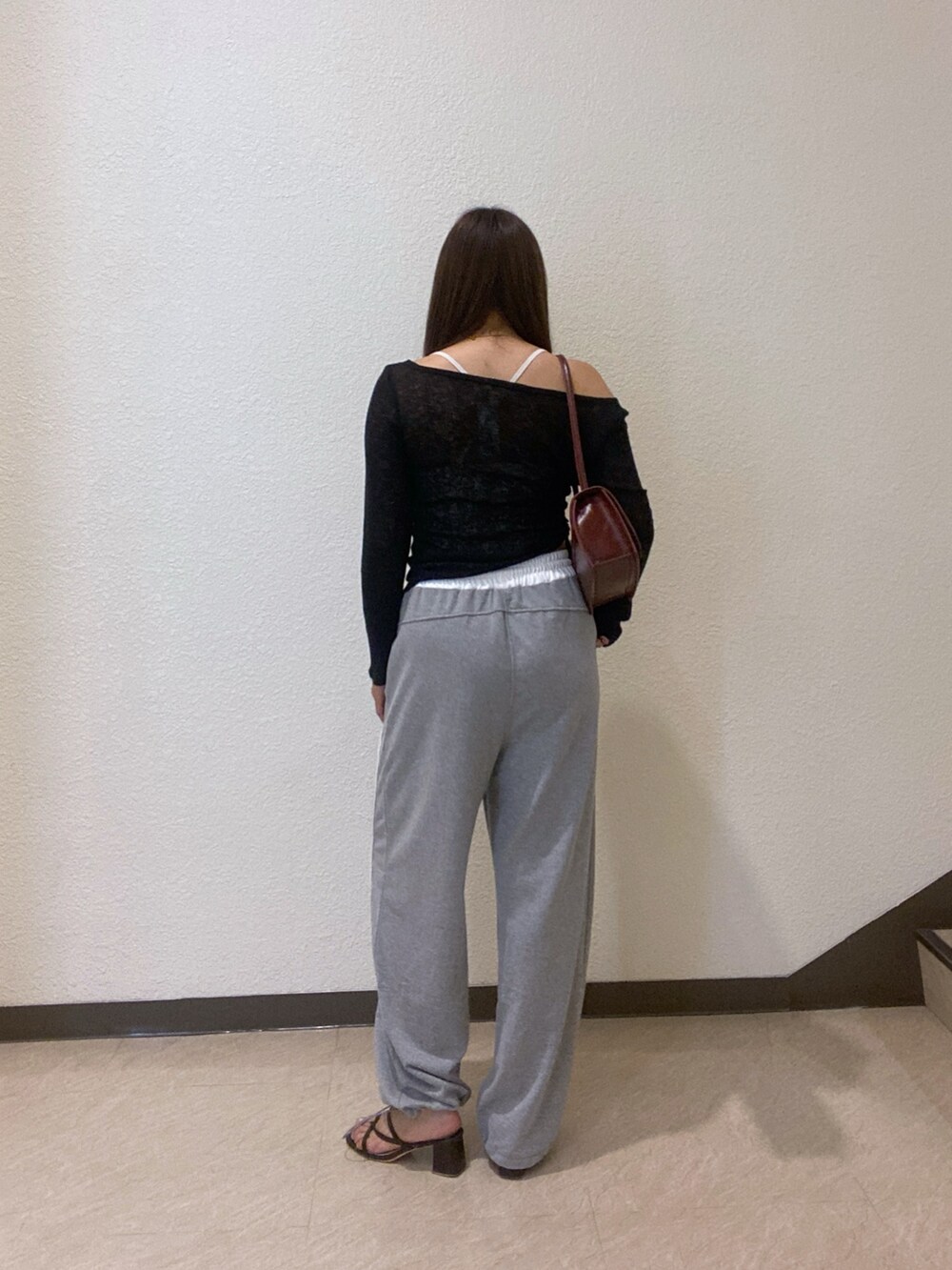 ブラック系のTシャツ/カットソーを着用したレディースの冬コーディネートの2枚目の写真