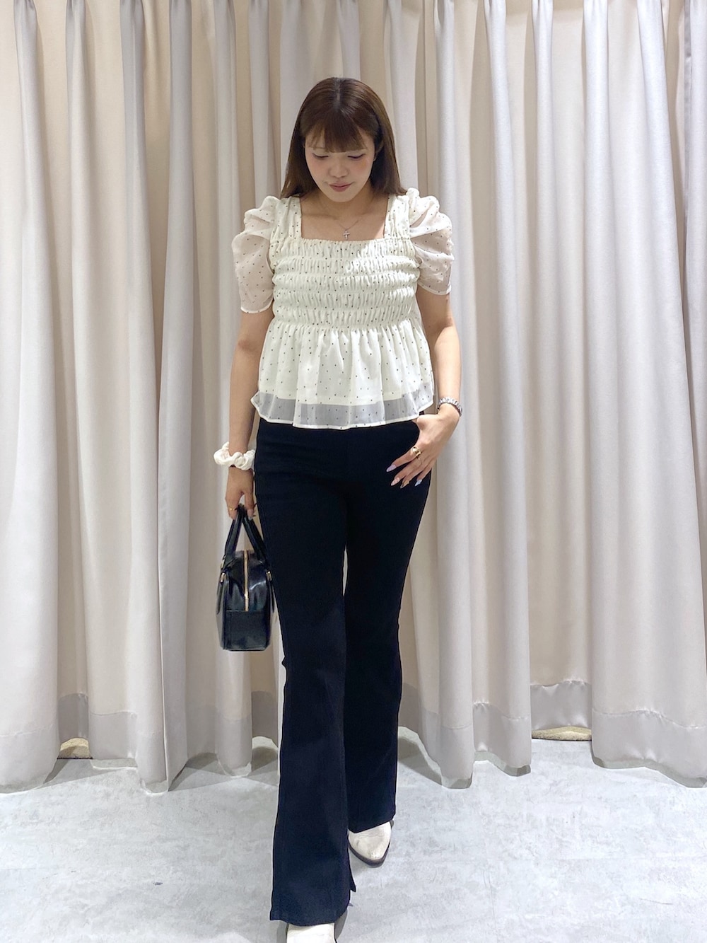 ホワイト系のシャツ/ブラウス、ブラック系のデニムパンツを着用したレディースの夏コーディネートの2枚目の写真