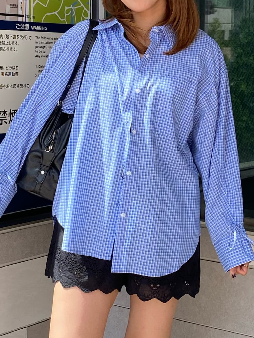 ブルー系のシャツ/ブラウス、ブラック系のその他パンツ、ブラック系のショルダーバッグを着用したレディースの春コーディネートの2枚目の写真
