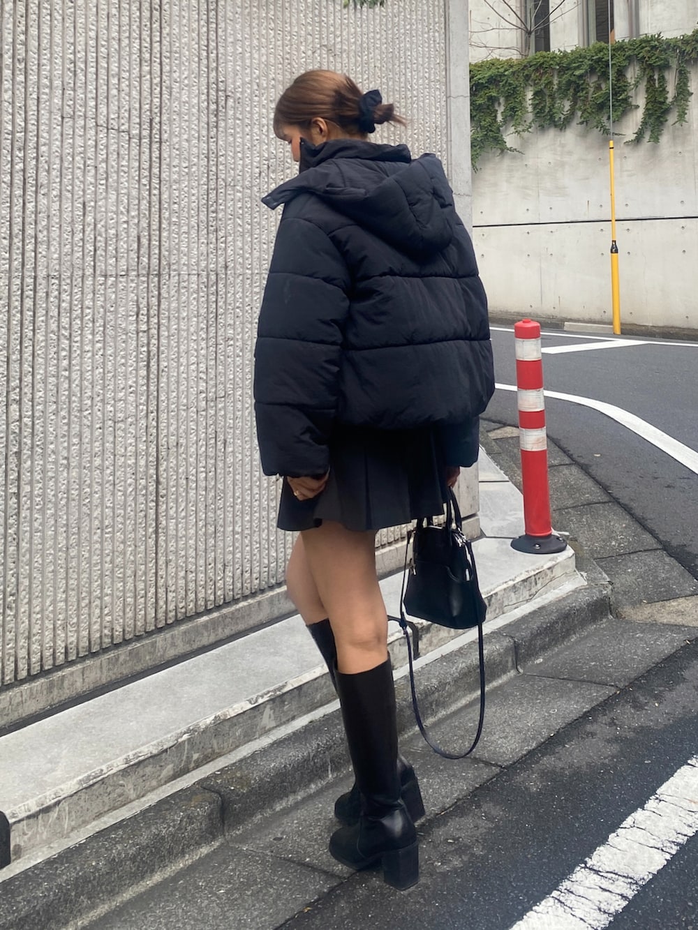 グレー系のTシャツ/カットソー、ブラック系のブルゾン、ブラック系のスカートを着用したレディースの冬コーディネートの2枚目の写真