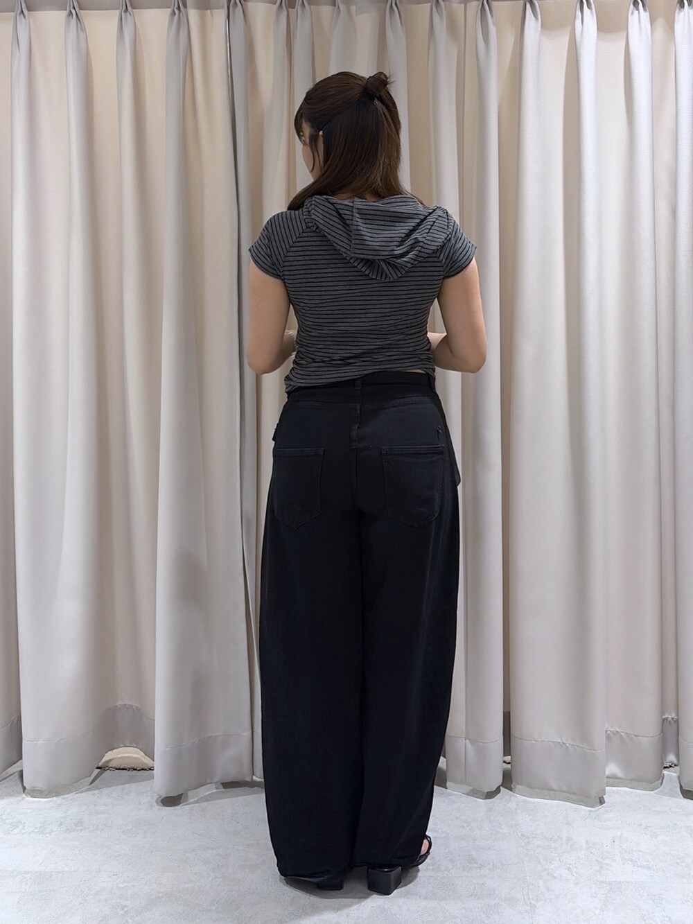 グレー系のTシャツ/カットソーを着用したレディースの夏コーディネートの2枚目の写真