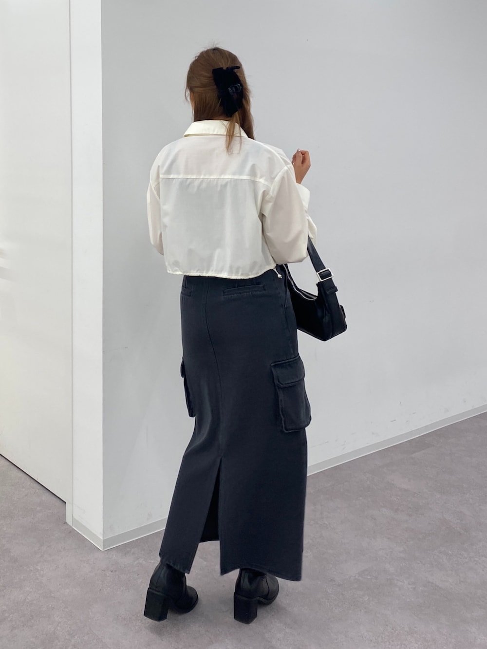 ホワイト系のシャツ/ブラウス、ブラック系のデニムスカートを着用したレディースの春コーディネートの3枚目の写真