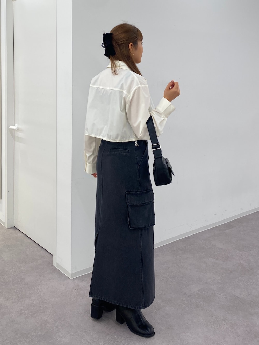 ホワイト系のシャツ/ブラウス、ブラック系のデニムスカートを着用したレディースの春コーディネートの2枚目の写真