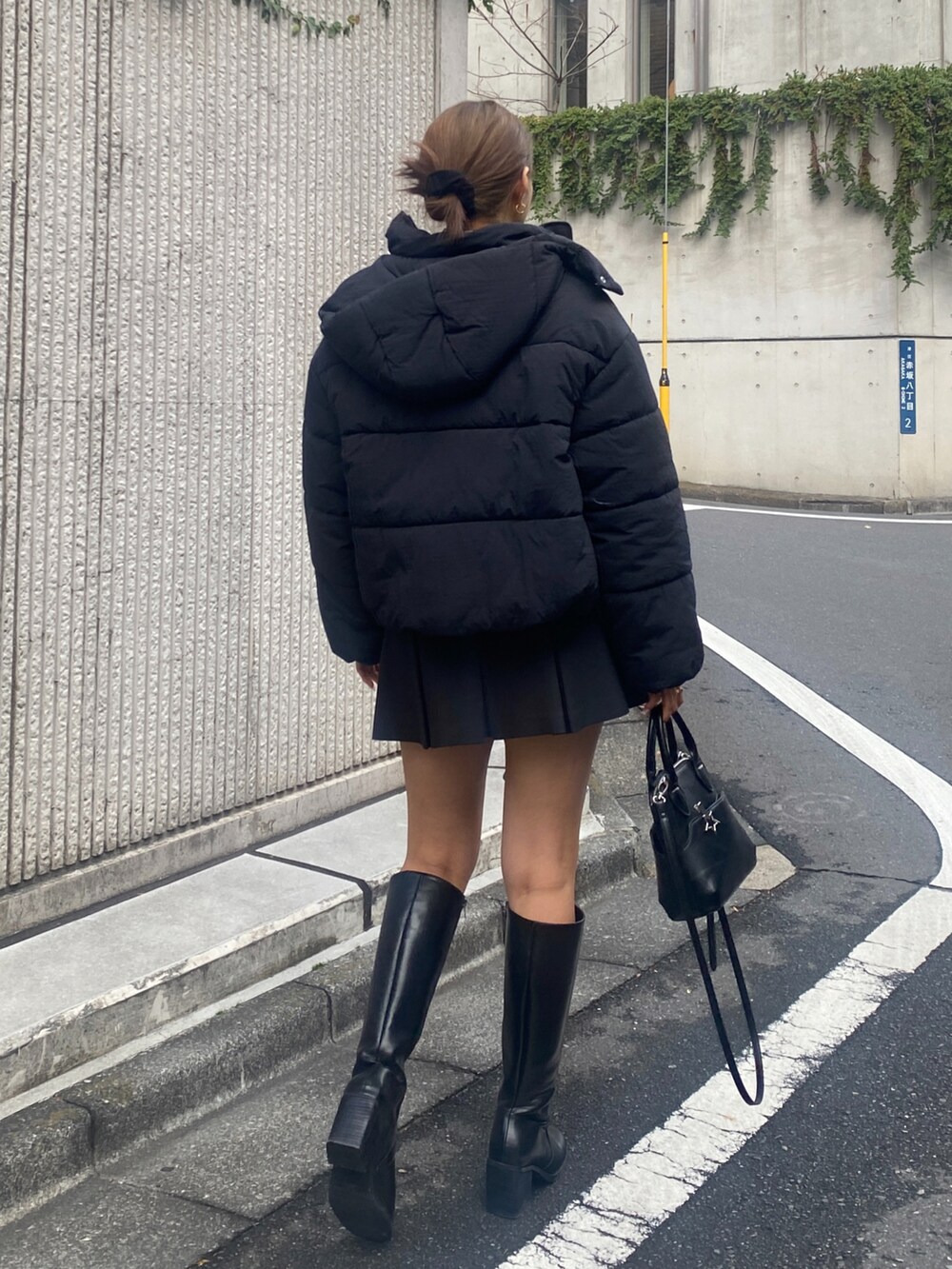 グレー系のTシャツ/カットソー、ブラック系のブルゾン、ブラック系のスカートを着用したレディースの冬コーディネートの3枚目の写真