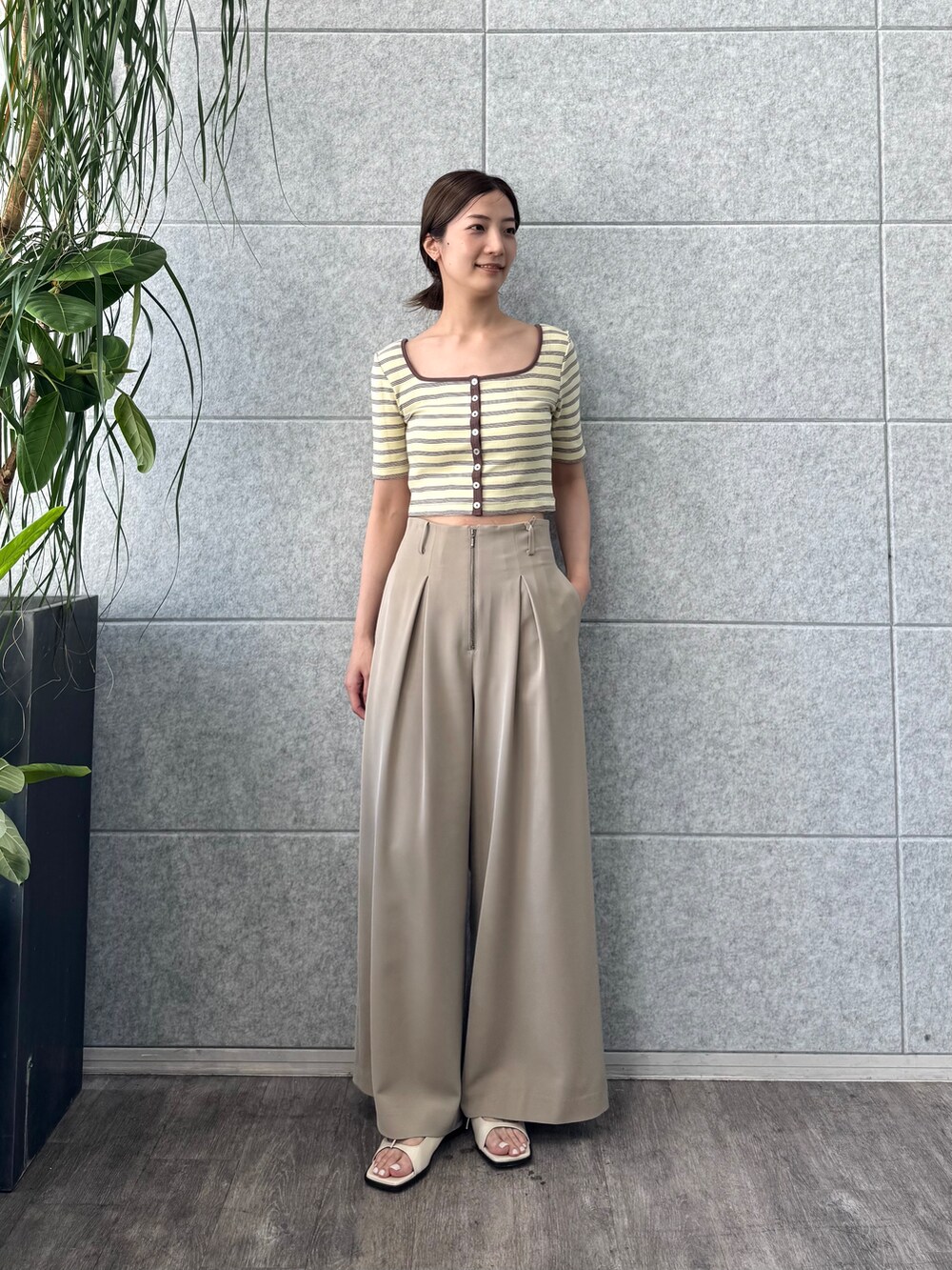ベージュ系のその他パンツ、イエロー系のその他トップスを着用したレディースの春コーディネートの6枚目の写真