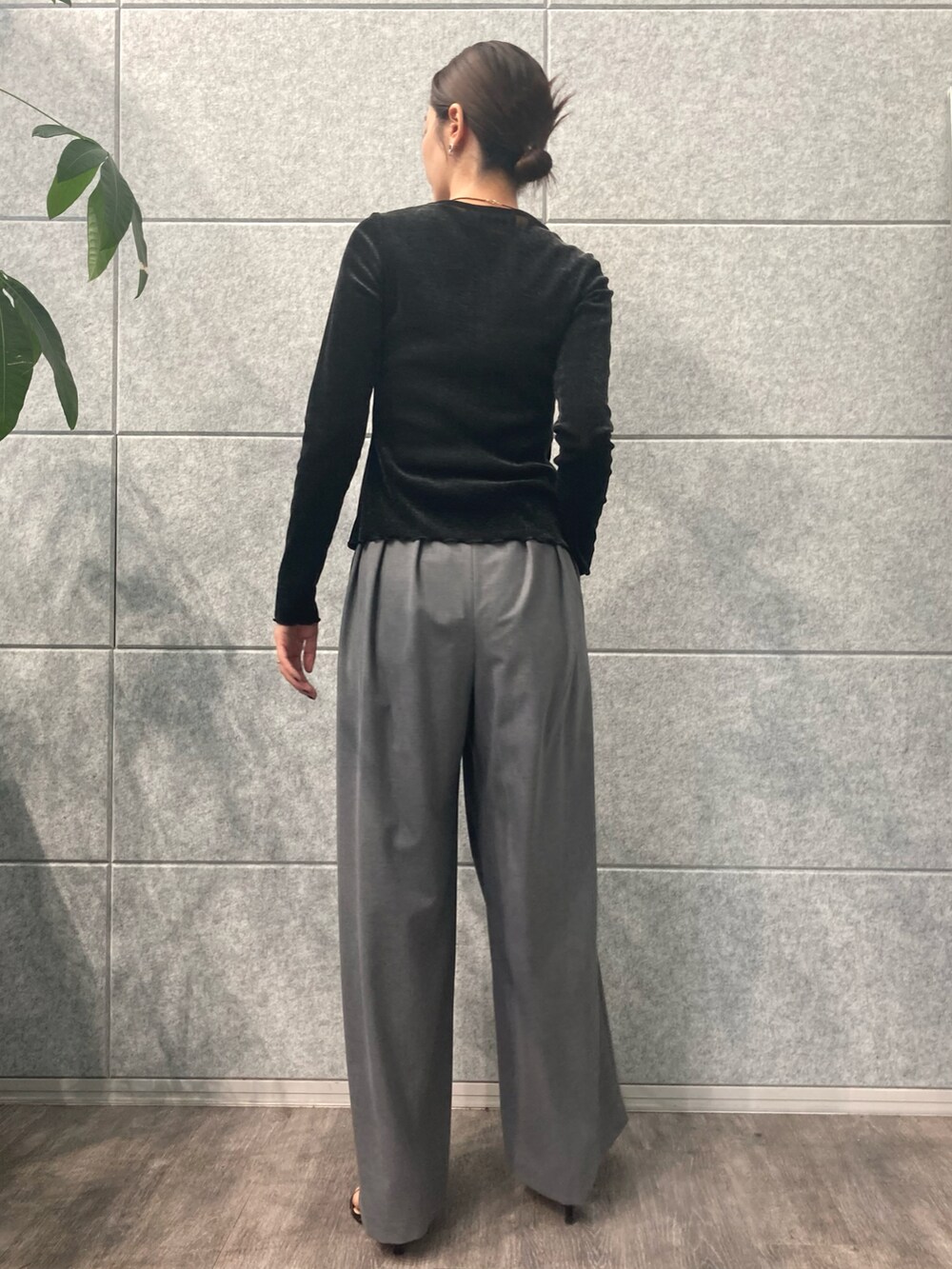 ブラック系のTシャツ/カットソー、グレー系のその他パンツ、ホワイト系のチューブトップを着用したレディースの秋コーディネートの3枚目の写真