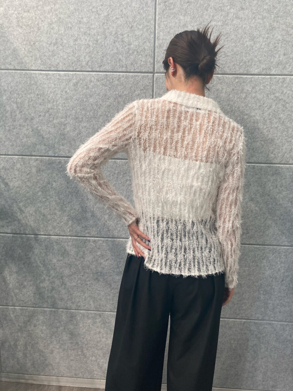 ホワイト系のチューブトップ、ホワイト系のシャツ/ブラウス、ブラック系のその他パンツを着用したレディースの秋コーディネートの4枚目の写真