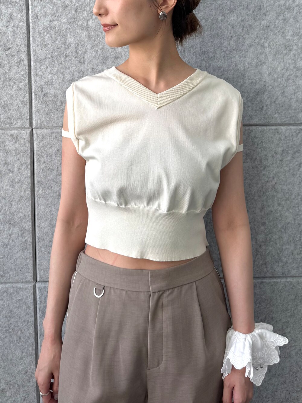 ホワイト系のニット/セーターを着用したレディースの夏コーディネートの4枚目の写真