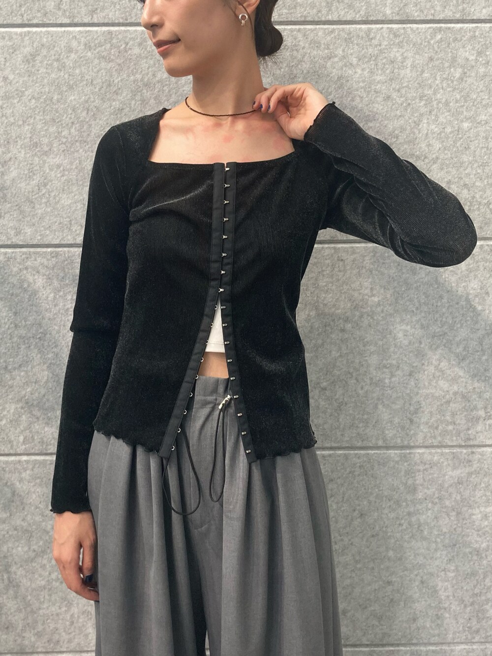 ブラック系のTシャツ/カットソー、グレー系のその他パンツ、ホワイト系のチューブトップを着用したレディースの秋コーディネートの4枚目の写真