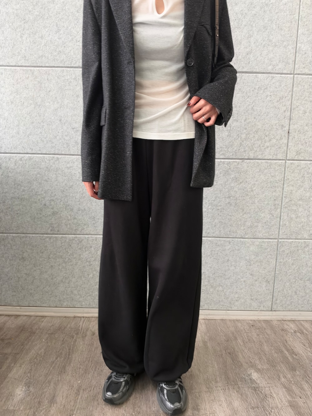 ブラック系のその他パンツ、ホワイト系のニット/セーター、ブラック系のテーラードジャケットを着用したレディースの秋コーディネートの9枚目の写真