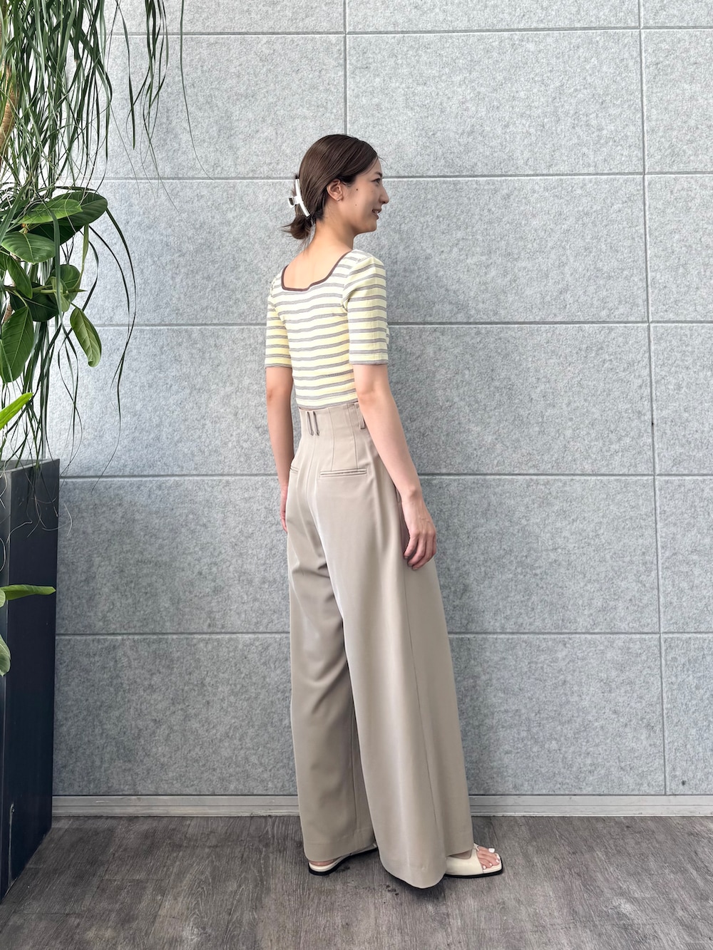 ベージュ系のその他パンツ、イエロー系のその他トップスを着用したレディースの春コーディネートの4枚目の写真