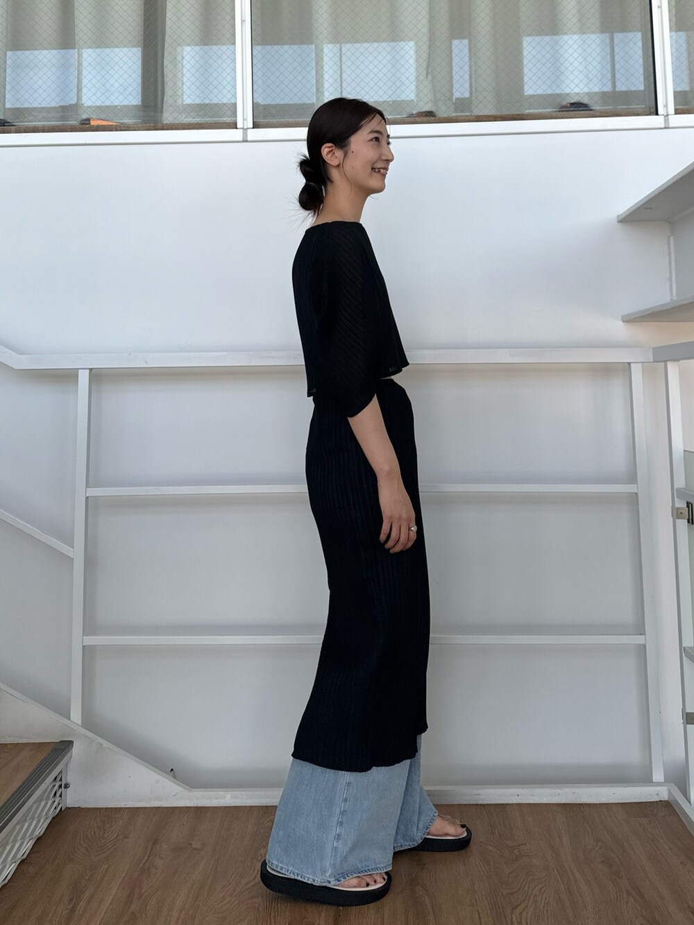 ブラック系のスカート、ブラック系のTシャツ/カットソーを着用したレディースの夏コーディネートの2枚目の写真