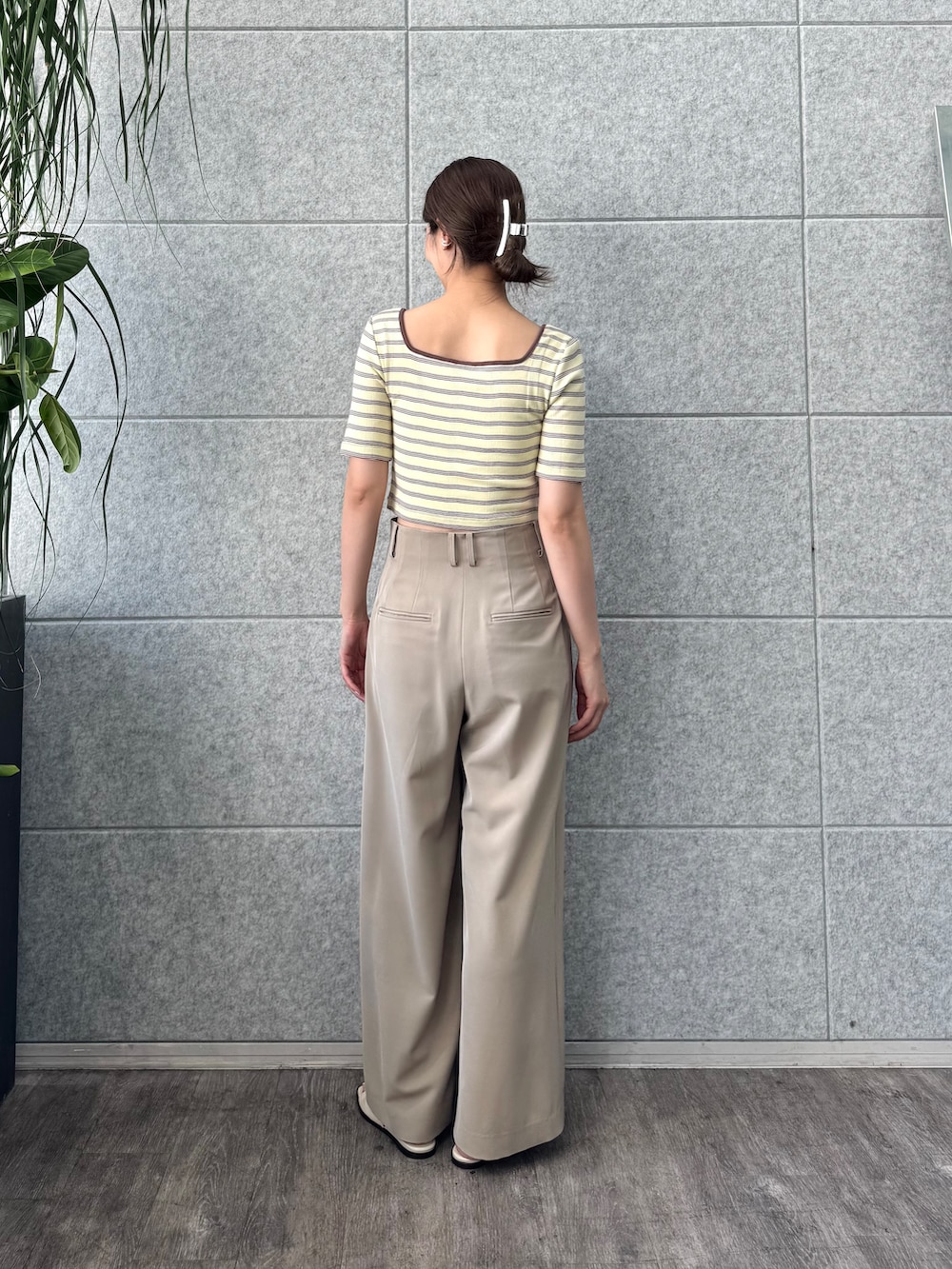 ベージュ系のその他パンツ、イエロー系のその他トップスを着用したレディースの春コーディネートの3枚目の写真