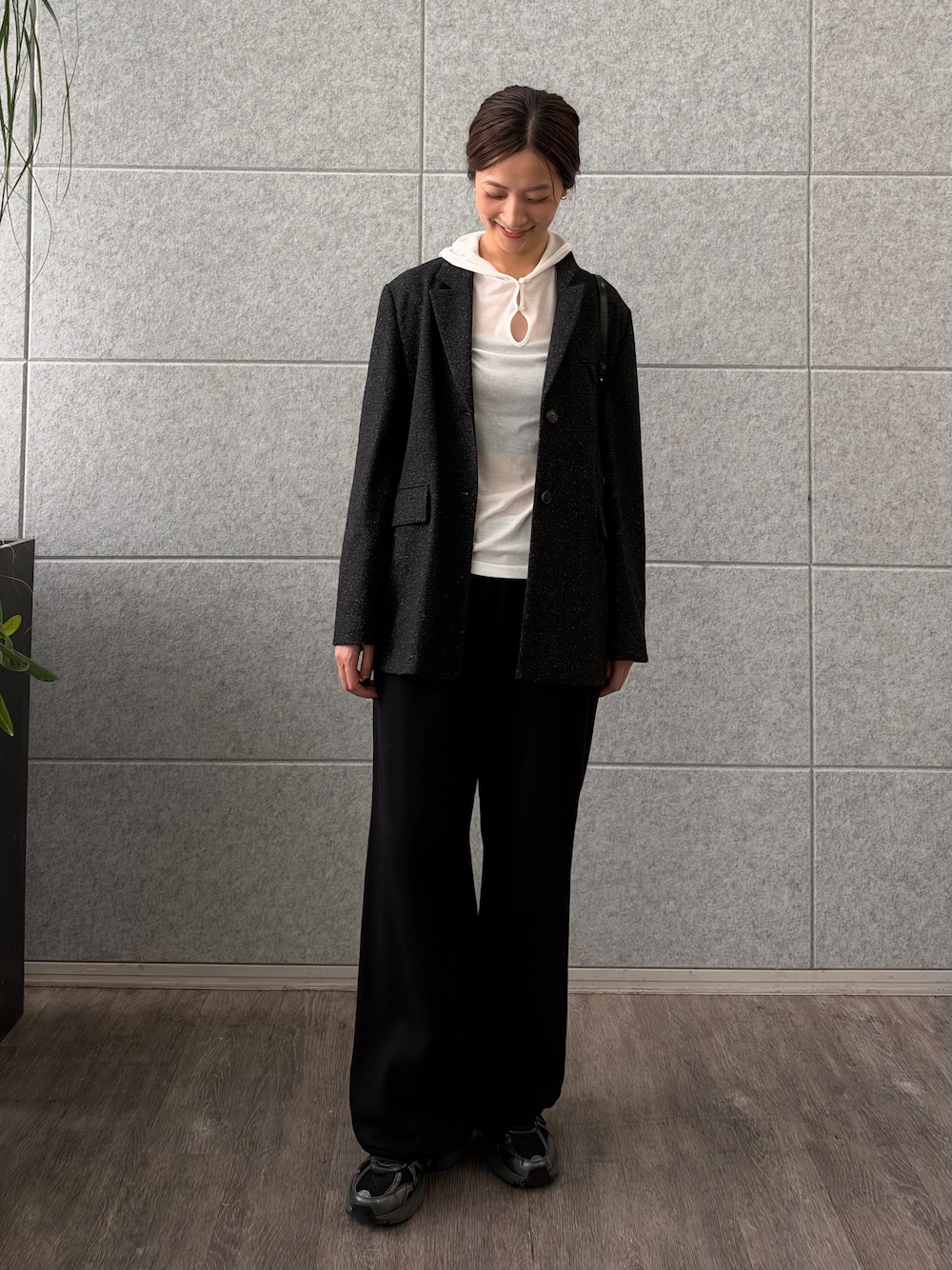 ブラック系のその他パンツ、ホワイト系のニット/セーター、ブラック系のテーラードジャケットを着用したレディースの秋コーディネートの5枚目の写真