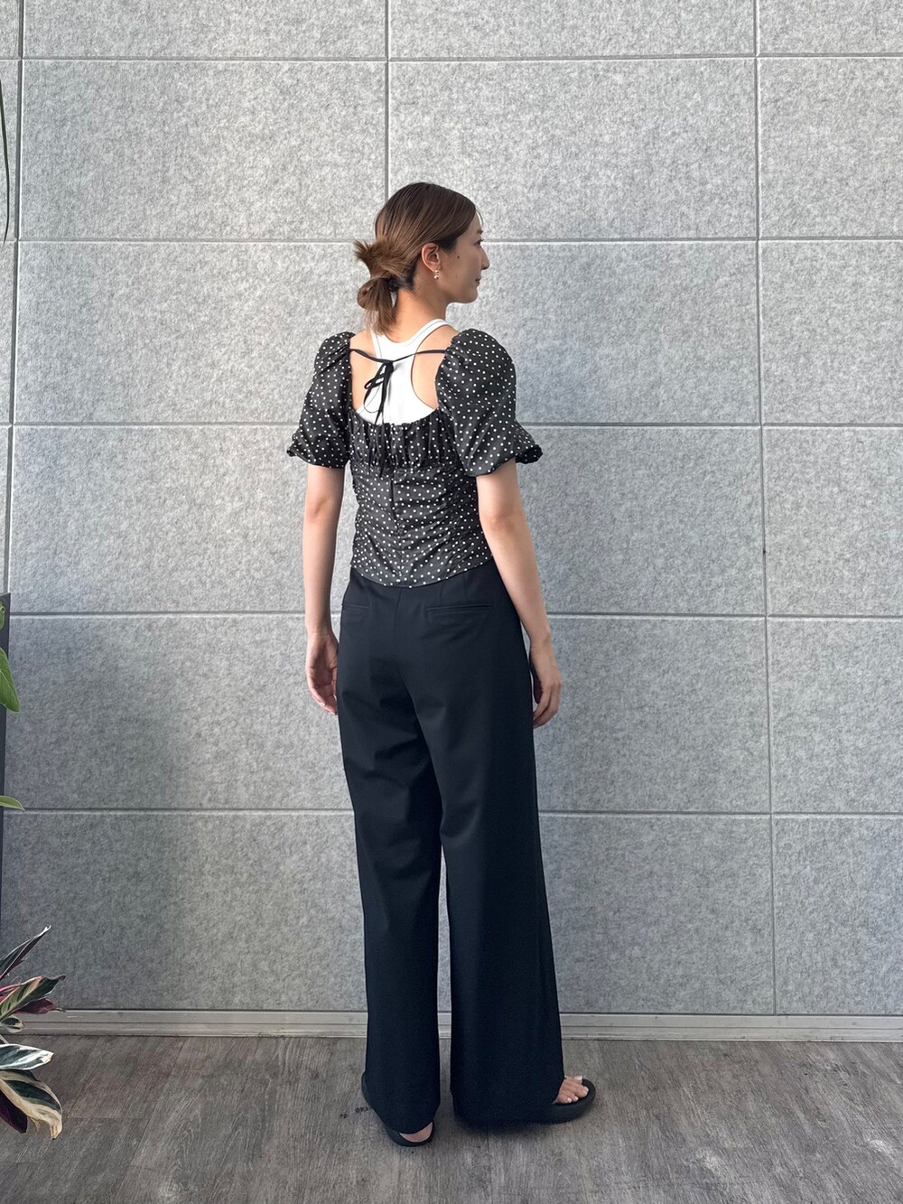 ブラック系のシャツ/ブラウス、ホワイト系のタンクトップを着用したレディースの夏コーディネートの3枚目の写真