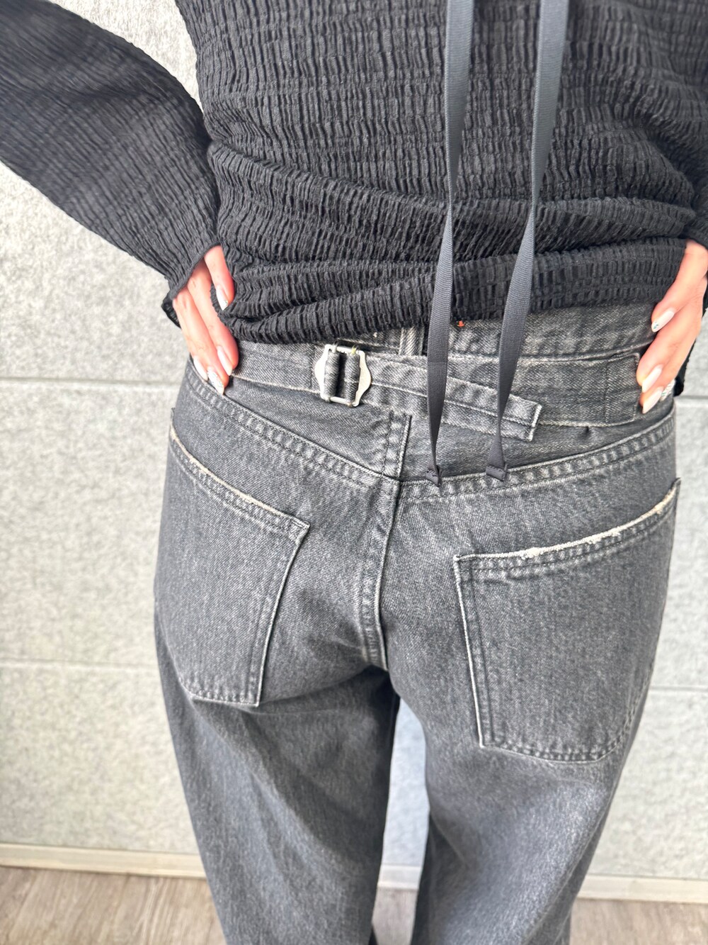 ブラック系のその他パンツを着用したレディースの夏コーディネートの9枚目の写真