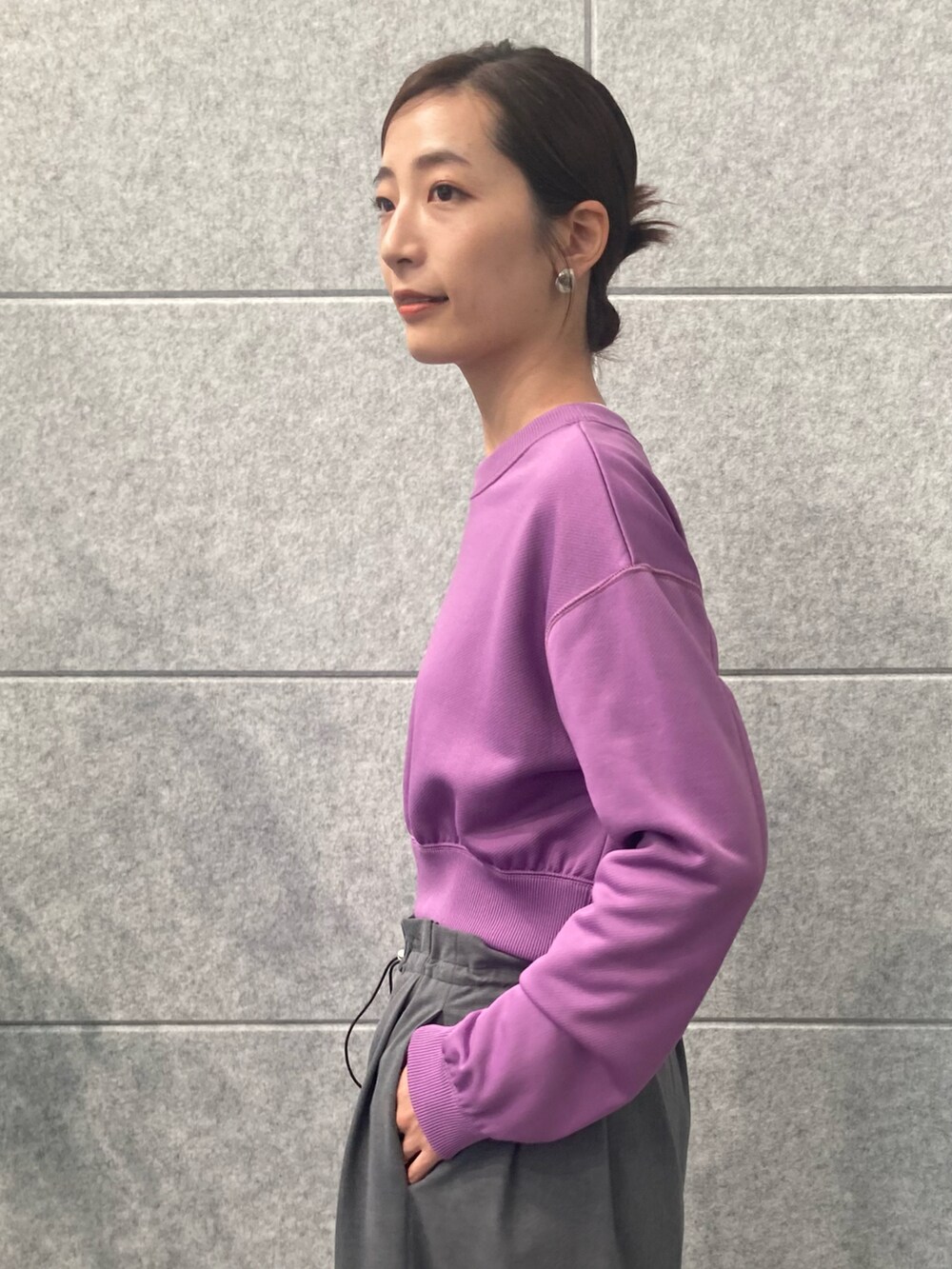 パープル系のスウェット、グレー系のその他パンツを着用したレディースの秋コーディネートの5枚目の写真
