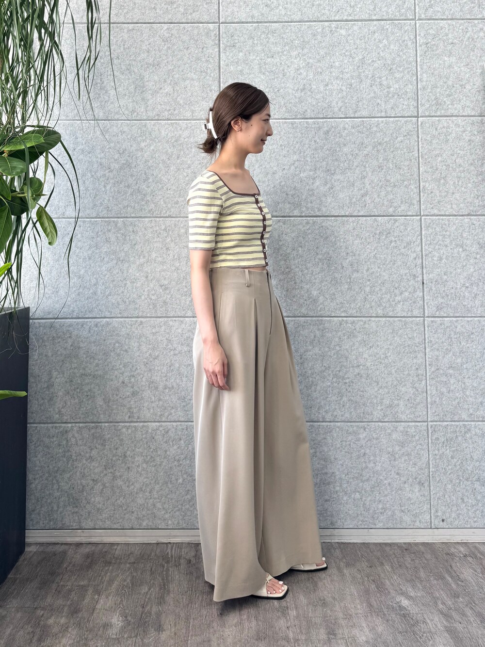 ベージュ系のその他パンツ、イエロー系のその他トップスを着用したレディースの春コーディネートの5枚目の写真