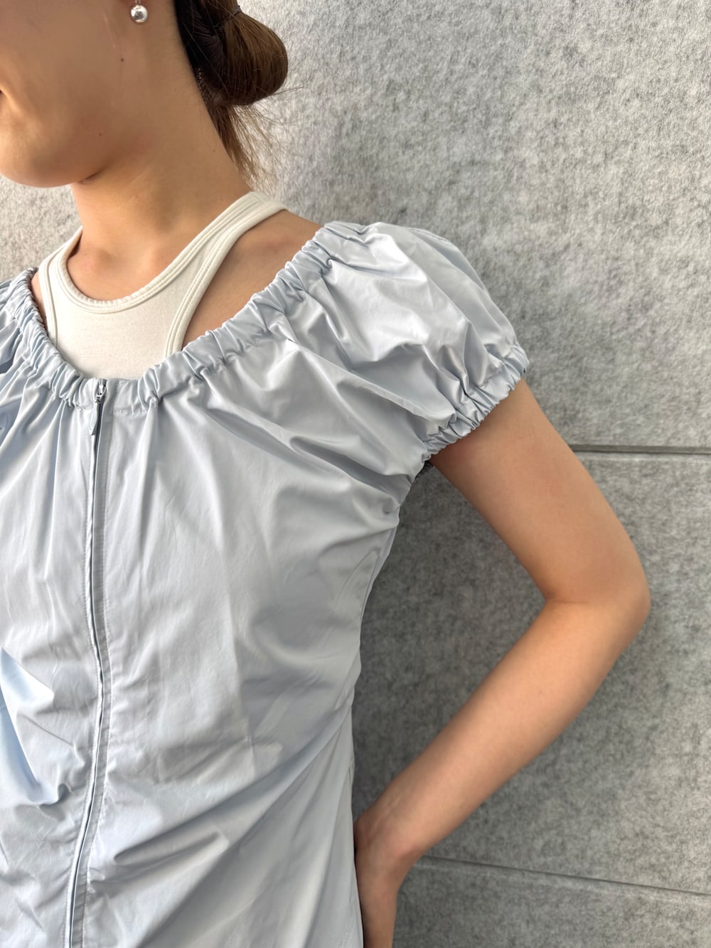 ブルー系のシャツ/ブラウス、ホワイト系のタンクトップを着用したレディースの夏コーディネートの6枚目の写真