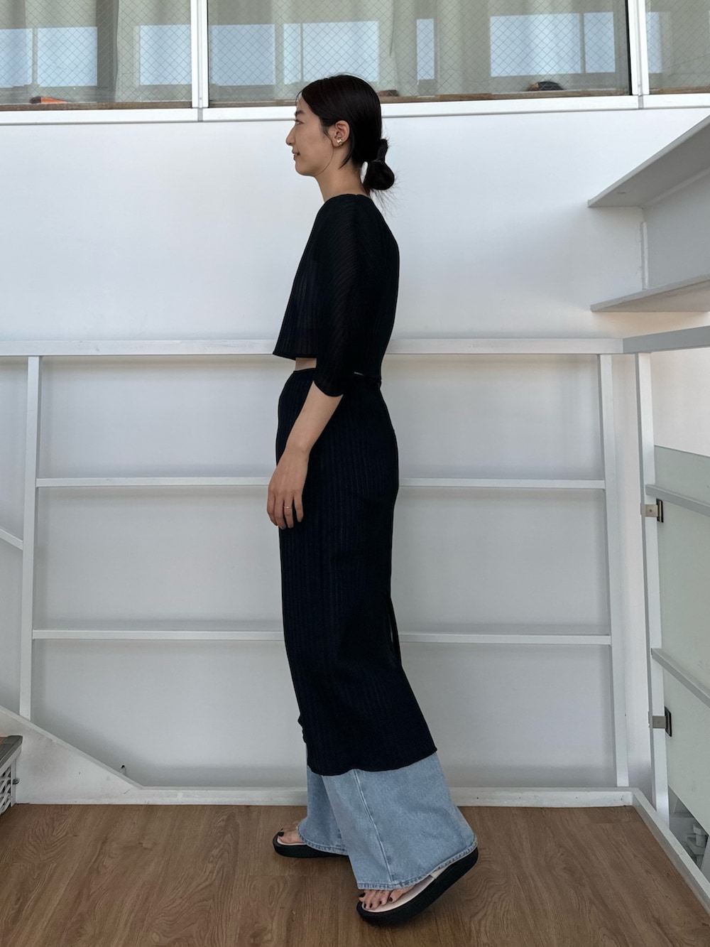 ブラック系のスカート、ブラック系のTシャツ/カットソーを着用したレディースの夏コーディネートの3枚目の写真