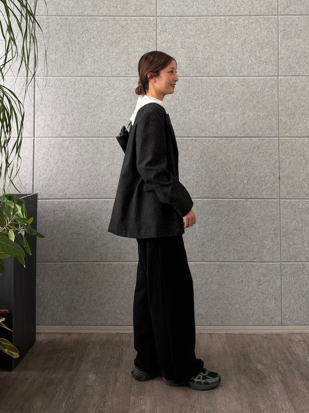 ブラック系のその他パンツ、ホワイト系のニット/セーター、ブラック系のテーラードジャケットを着用したレディースの秋コーディネートの4枚目の写真