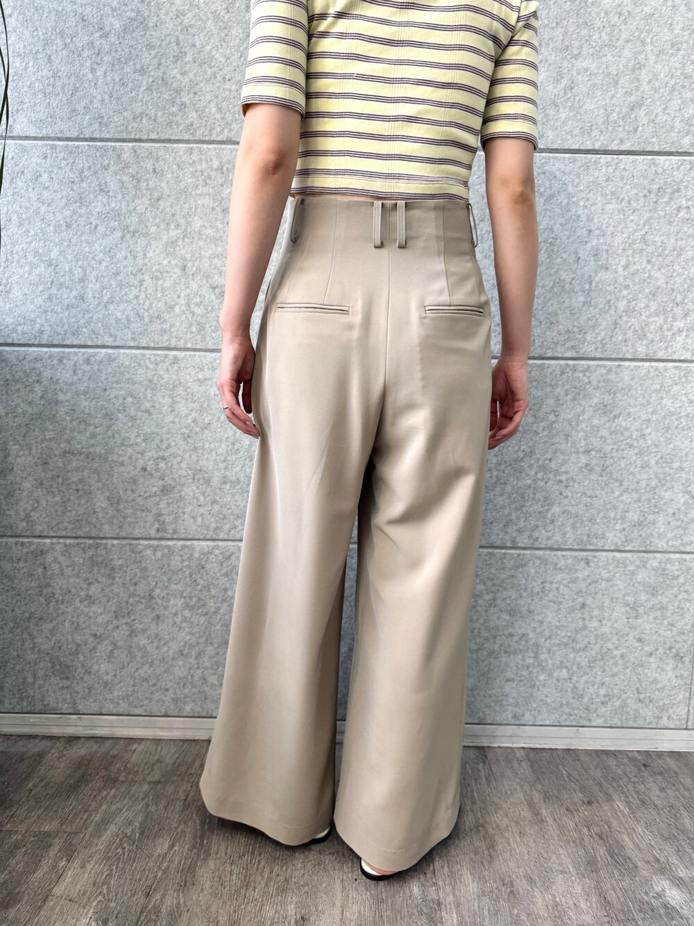 ベージュ系のその他パンツ、イエロー系のその他トップスを着用したレディースの春コーディネートの9枚目の写真