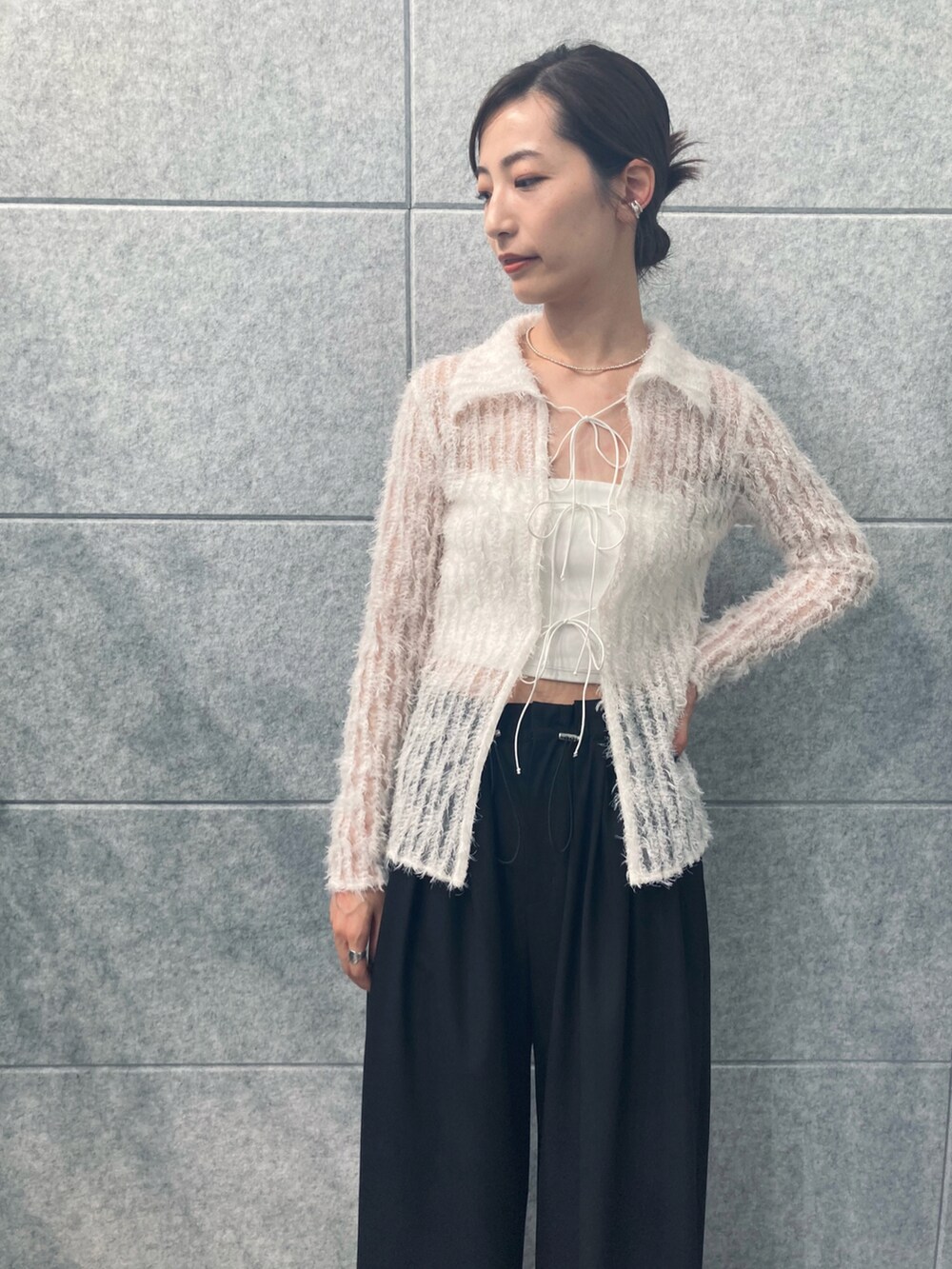 ホワイト系のチューブトップ、ホワイト系のシャツ/ブラウス、ブラック系のその他パンツを着用したレディースの秋コーディネートの3枚目の写真