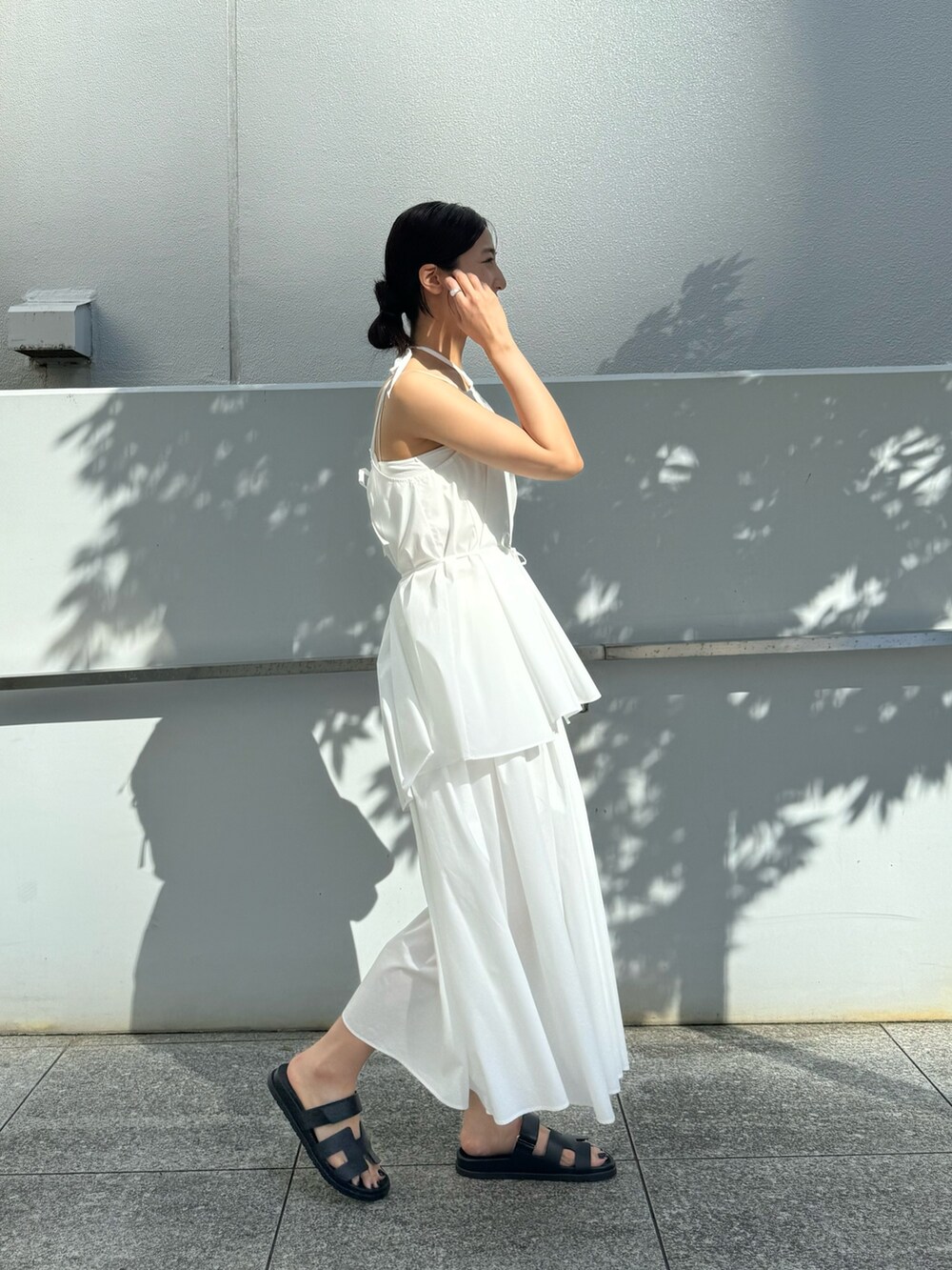 ホワイト系のシャツ/ブラウス、ホワイト系のスカートを着用したレディースの夏コーディネートの2枚目の写真