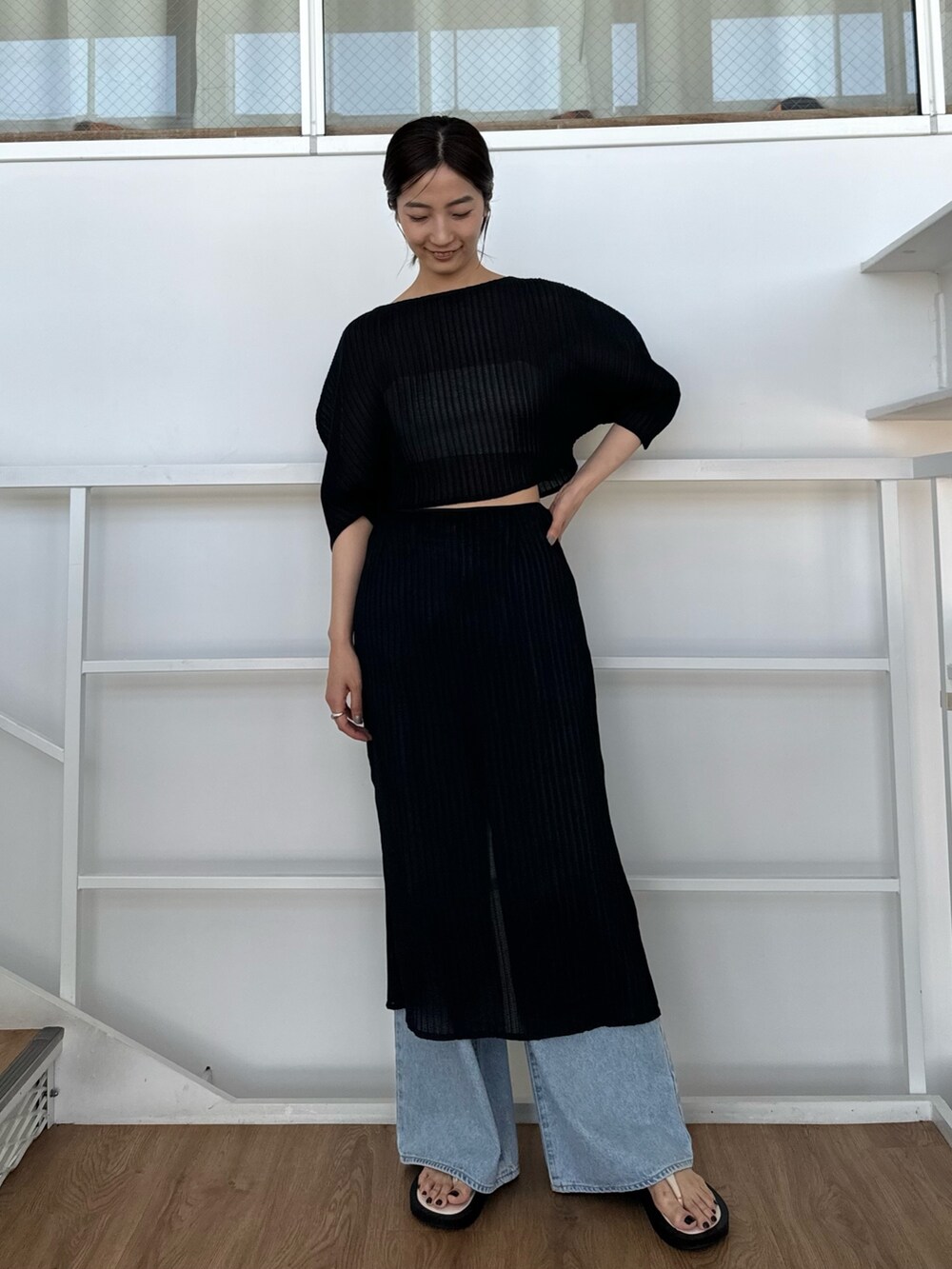 ブラック系のスカート、ブラック系のTシャツ/カットソーを着用したレディースの夏コーディネートの4枚目の写真