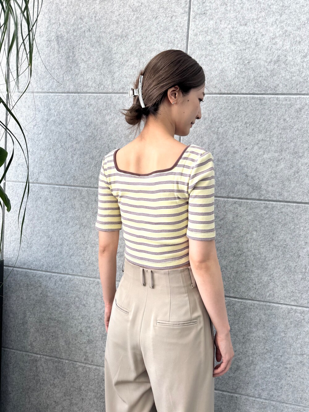 ベージュ系のその他パンツ、イエロー系のその他トップスを着用したレディースの春コーディネートの10枚目の写真