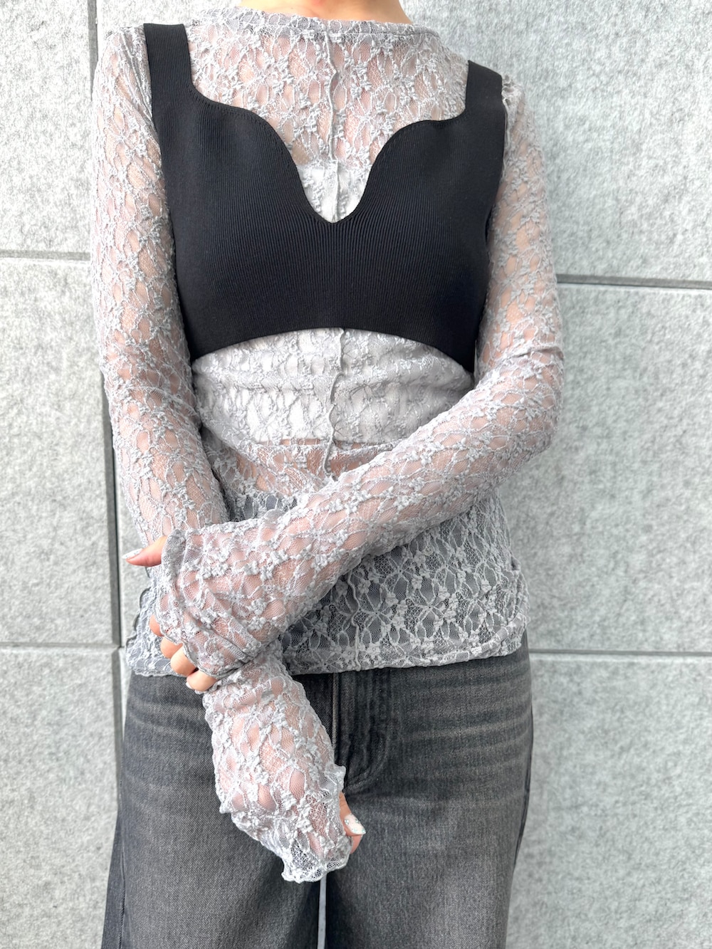 ブラック系のニット/セーターを着用したレディースの夏コーディネートの6枚目の写真