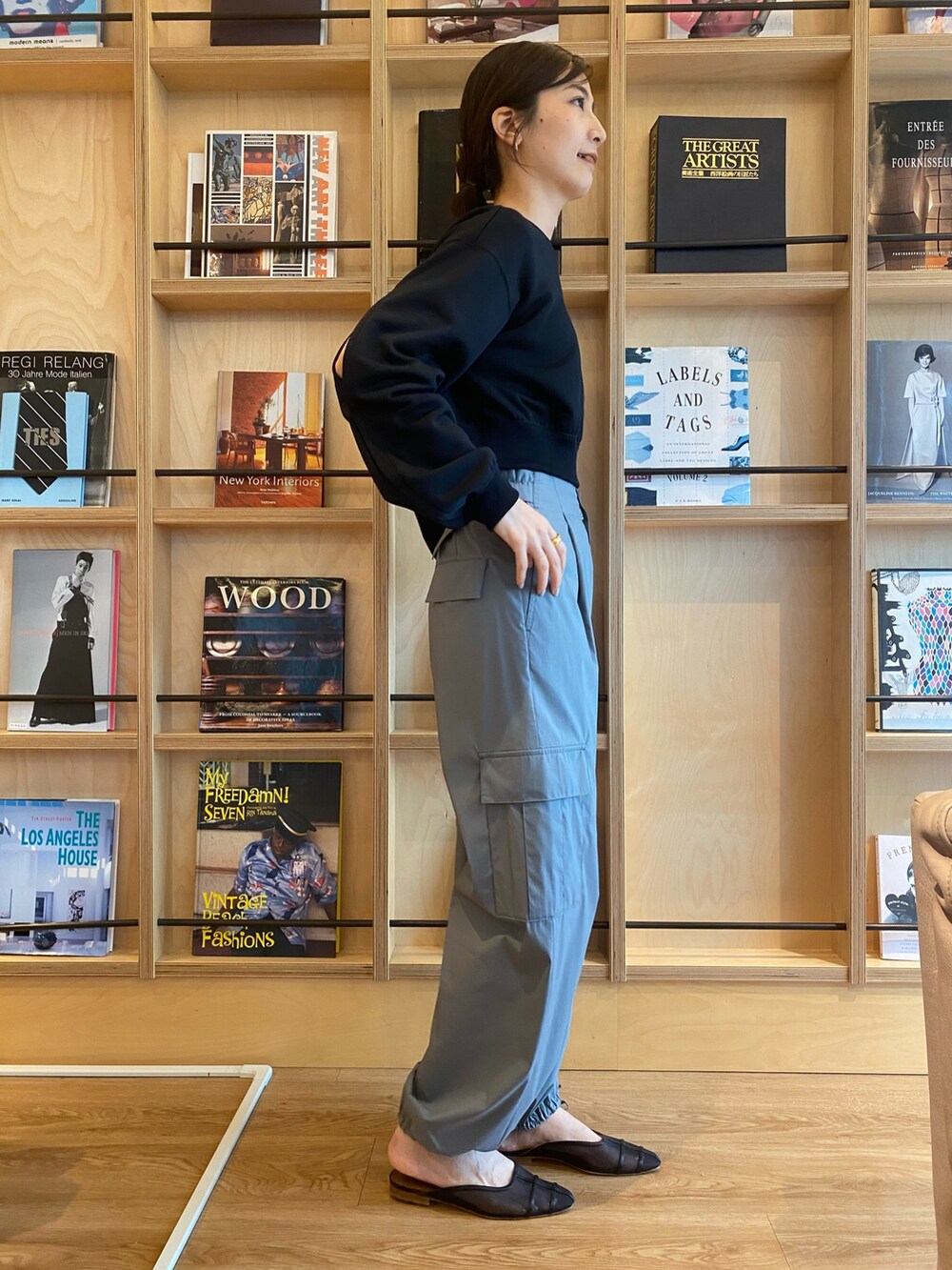 ブラック系のスウェット、グレー系のその他パンツを着用したレディースの春コーディネートの2枚目の写真