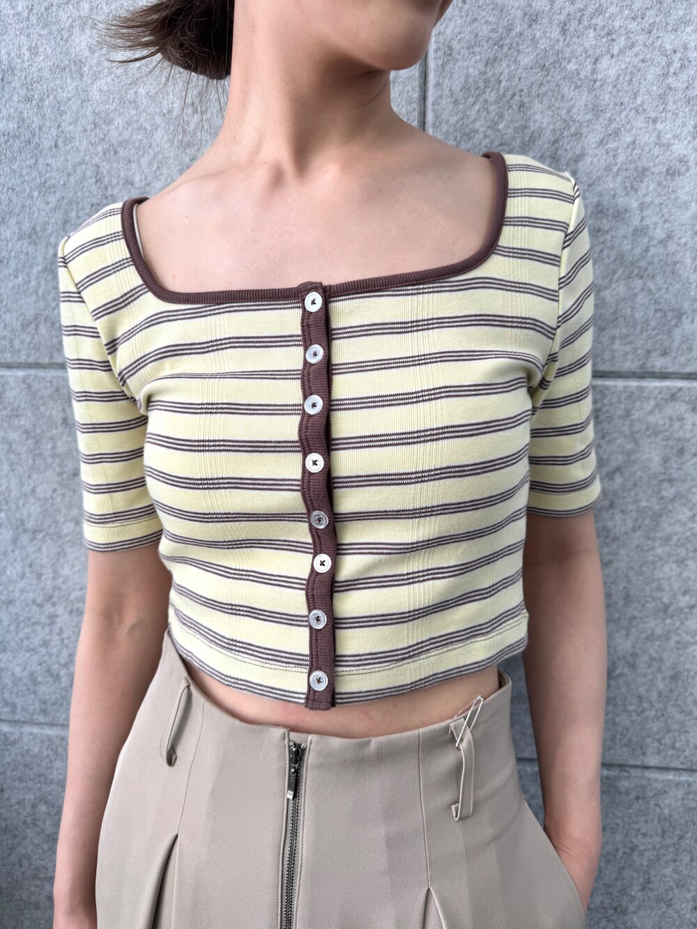 ベージュ系のその他パンツ、イエロー系のその他トップスを着用したレディースの春コーディネートの7枚目の写真