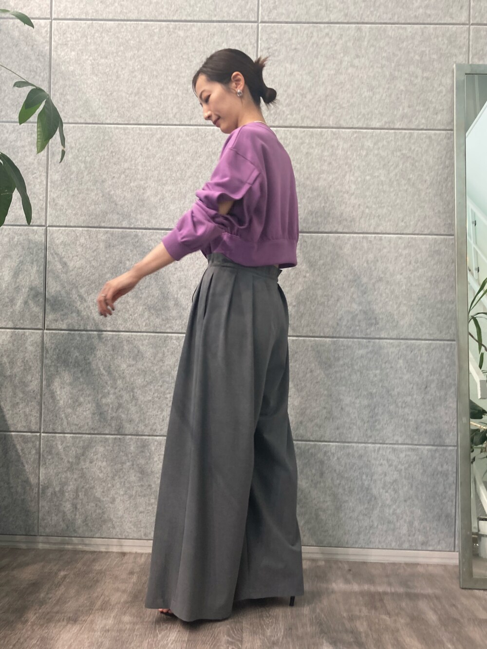 パープル系のスウェット、グレー系のその他パンツを着用したレディースの秋コーディネートの2枚目の写真